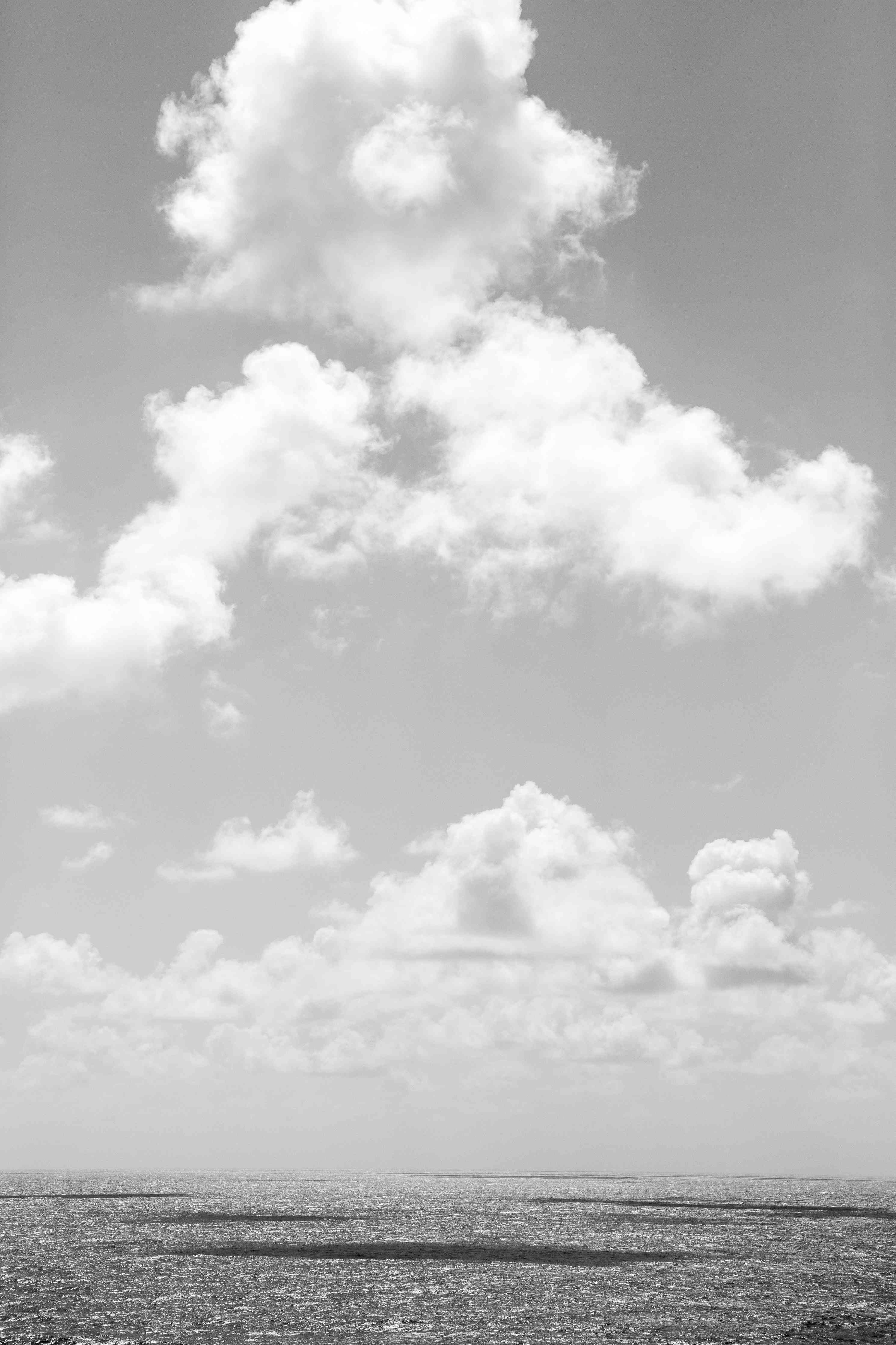 Große Wandbilder-Weiße Wolken am Himmel in Schwarz-Weiß