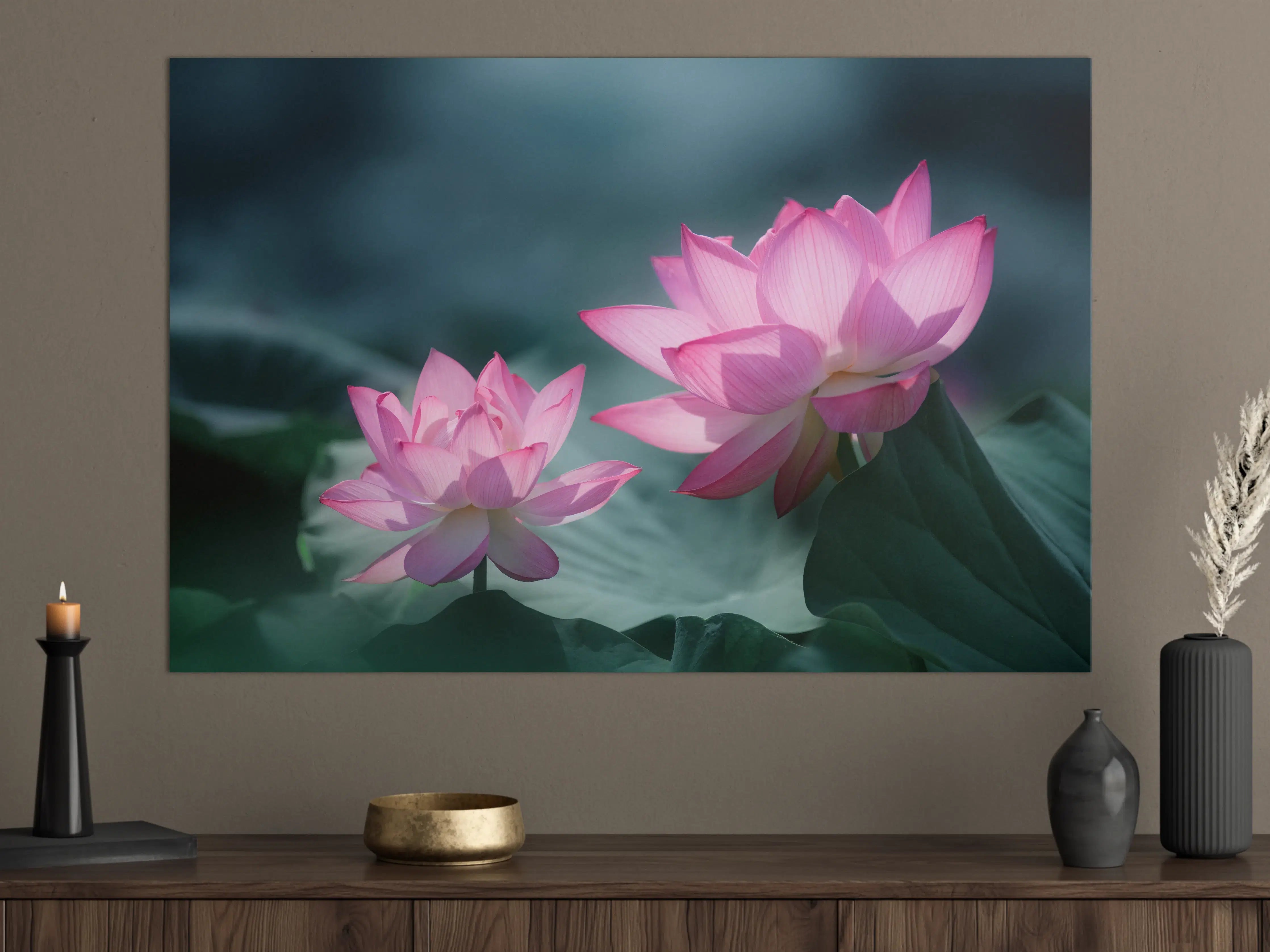 Große Wandbilder - Zarte pinke Lotusblumen auf Wasser mit Blättern