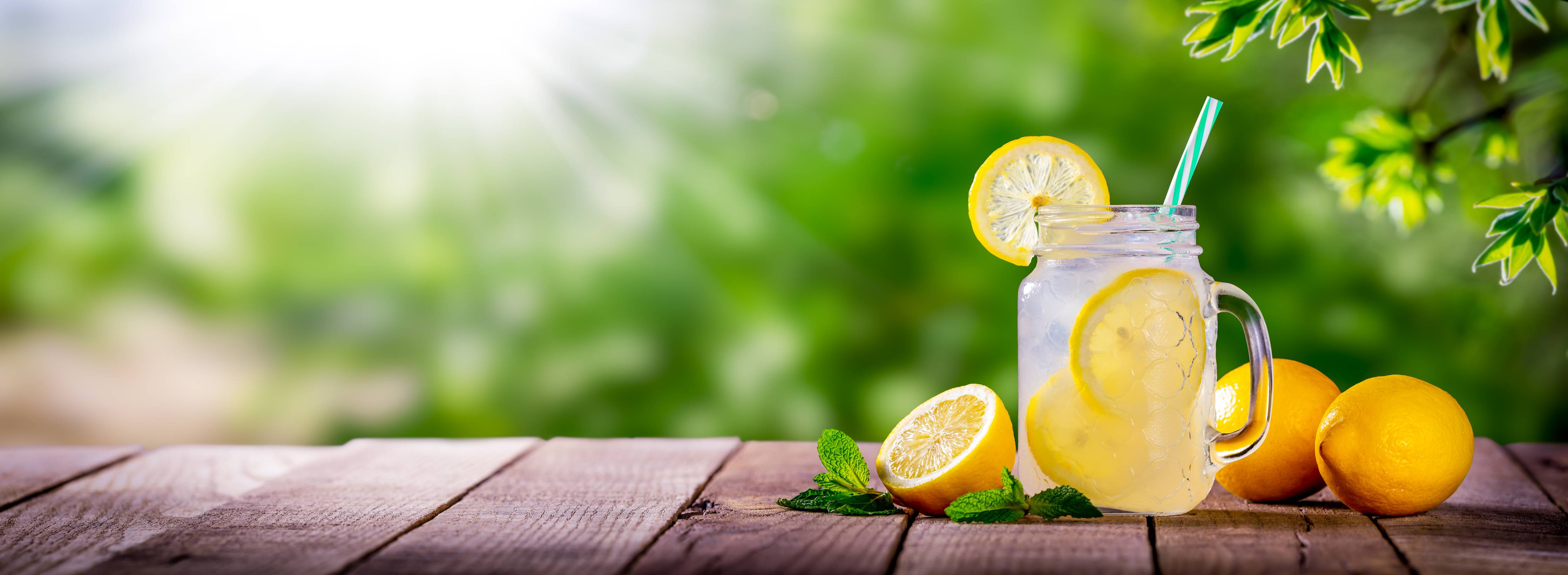 Große Wandbilder-Zitronen-Limonade auf Holztisch