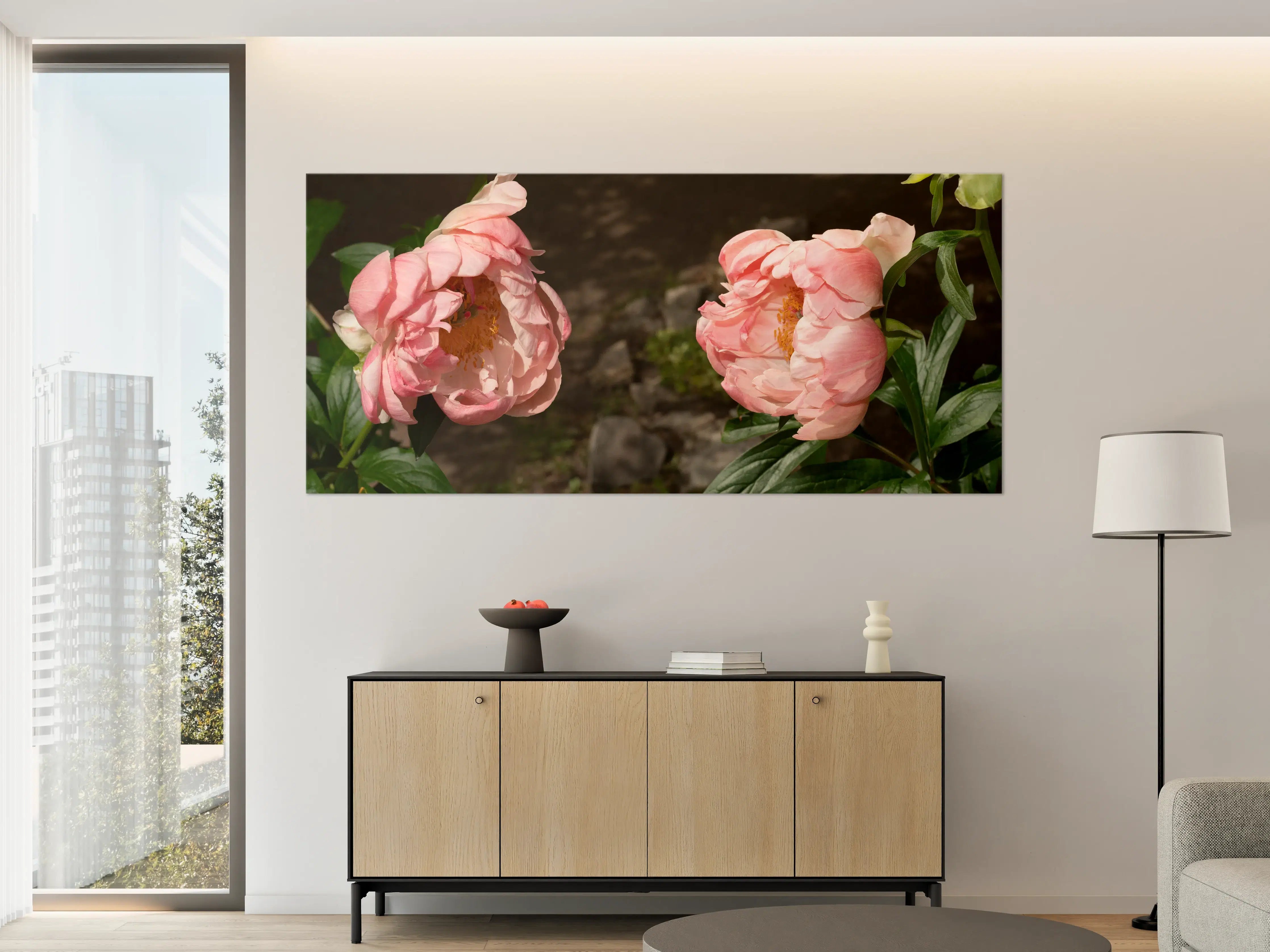 Große Wandbilder - Zwei rosa Pfingstrosen in einem alten Garten.