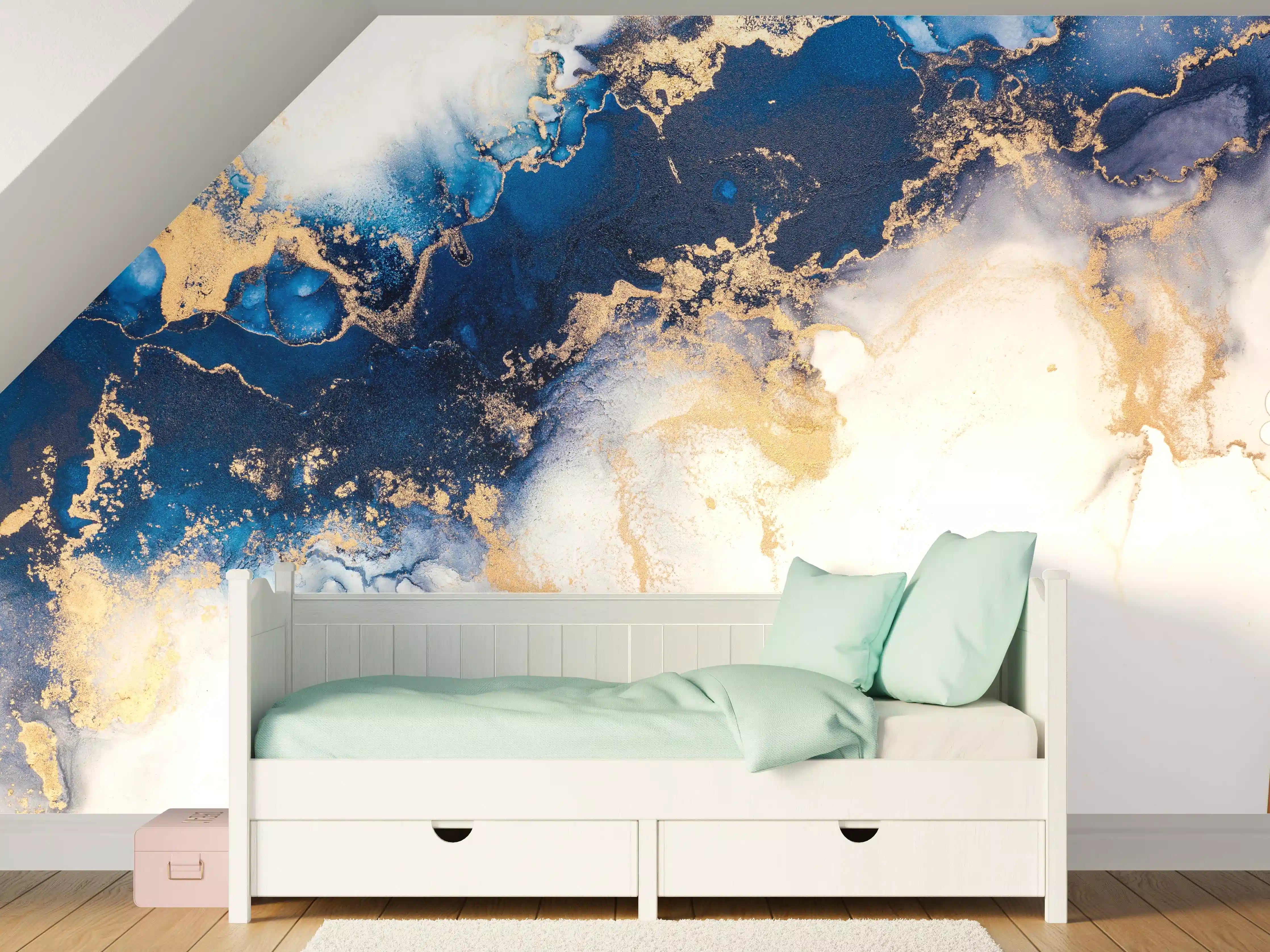 Kinderzimmer Wandgestaltung - Abstrakte Marmortinte in Blau-Gold
