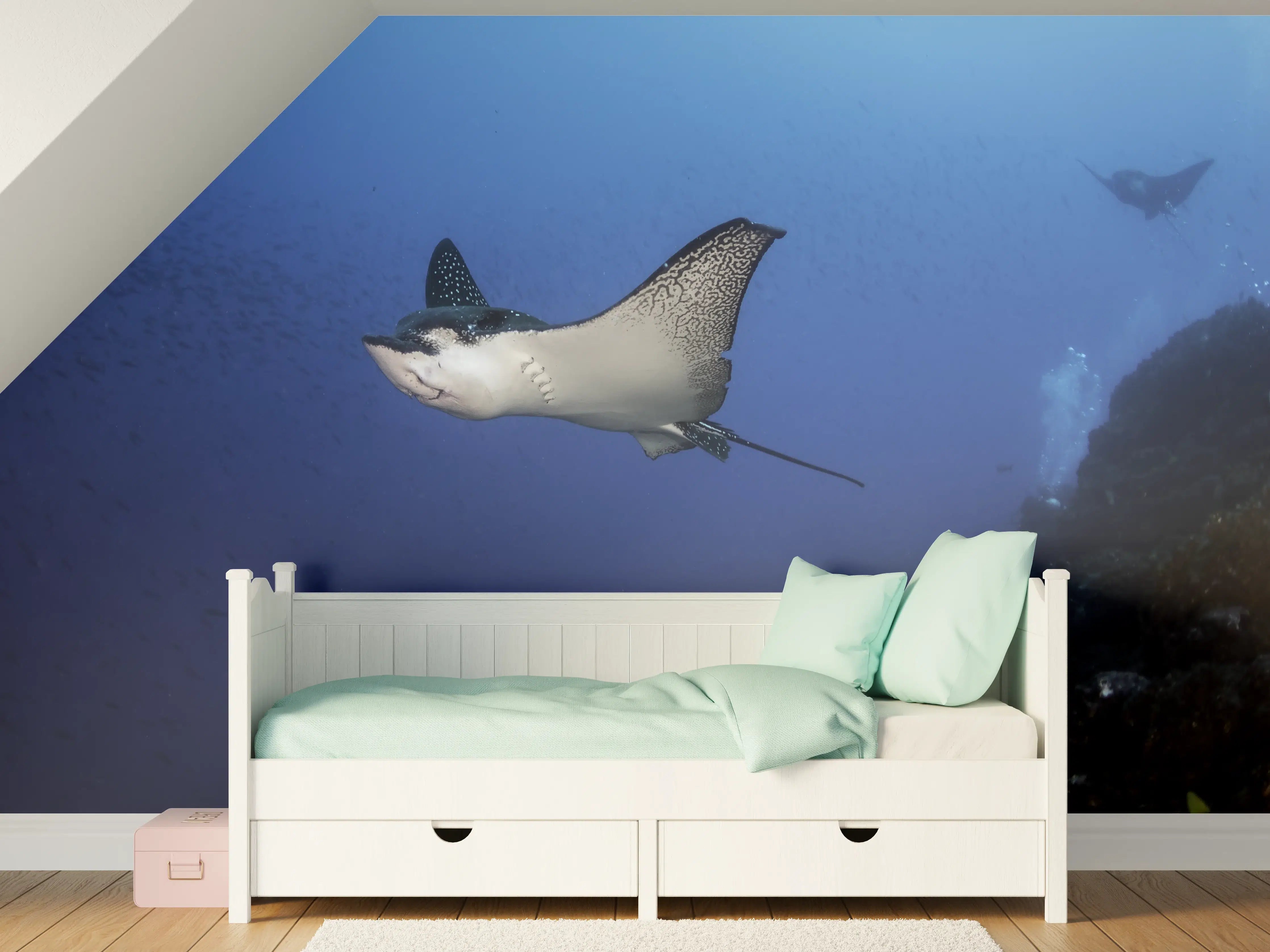Kinderzimmer Wandgestaltung - Adlerrochen schwimmt über dem Korallenriff