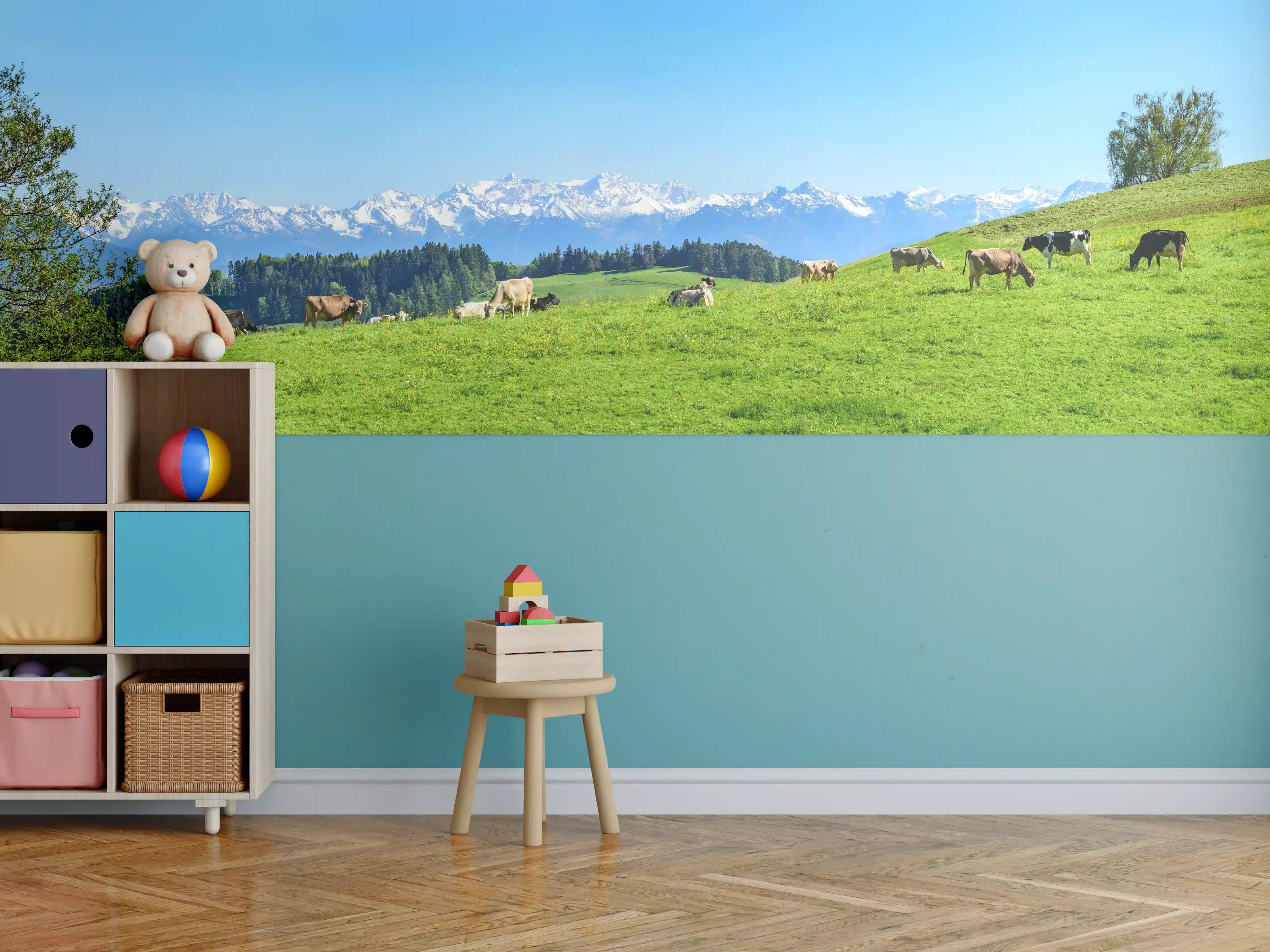 Kinderzimmer Wandgestaltung - Almwiese mit Kühen und Alpenblick