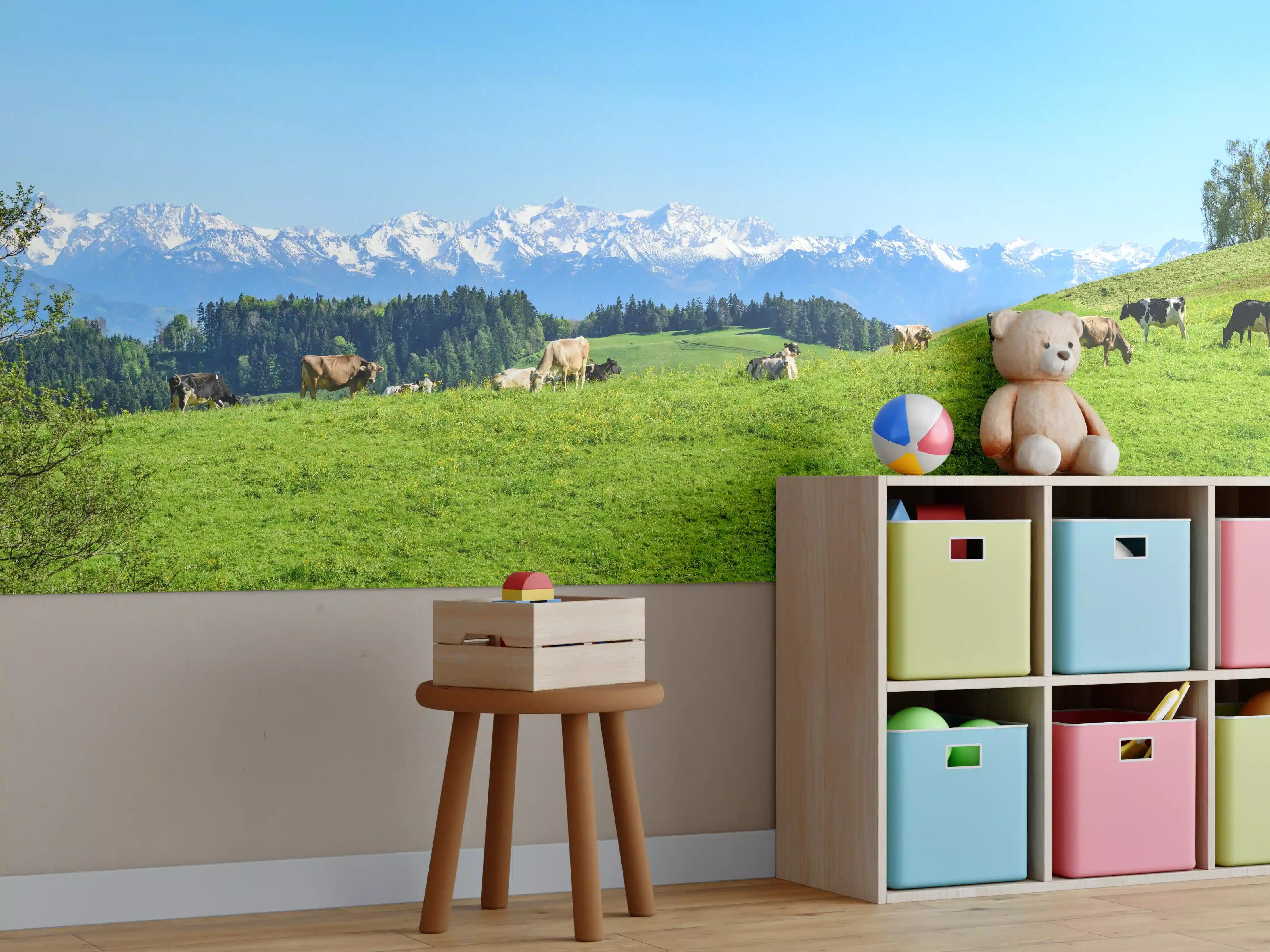 Kinderzimmer Wandgestaltung - Almwiese mit Kühen und Alpenblick