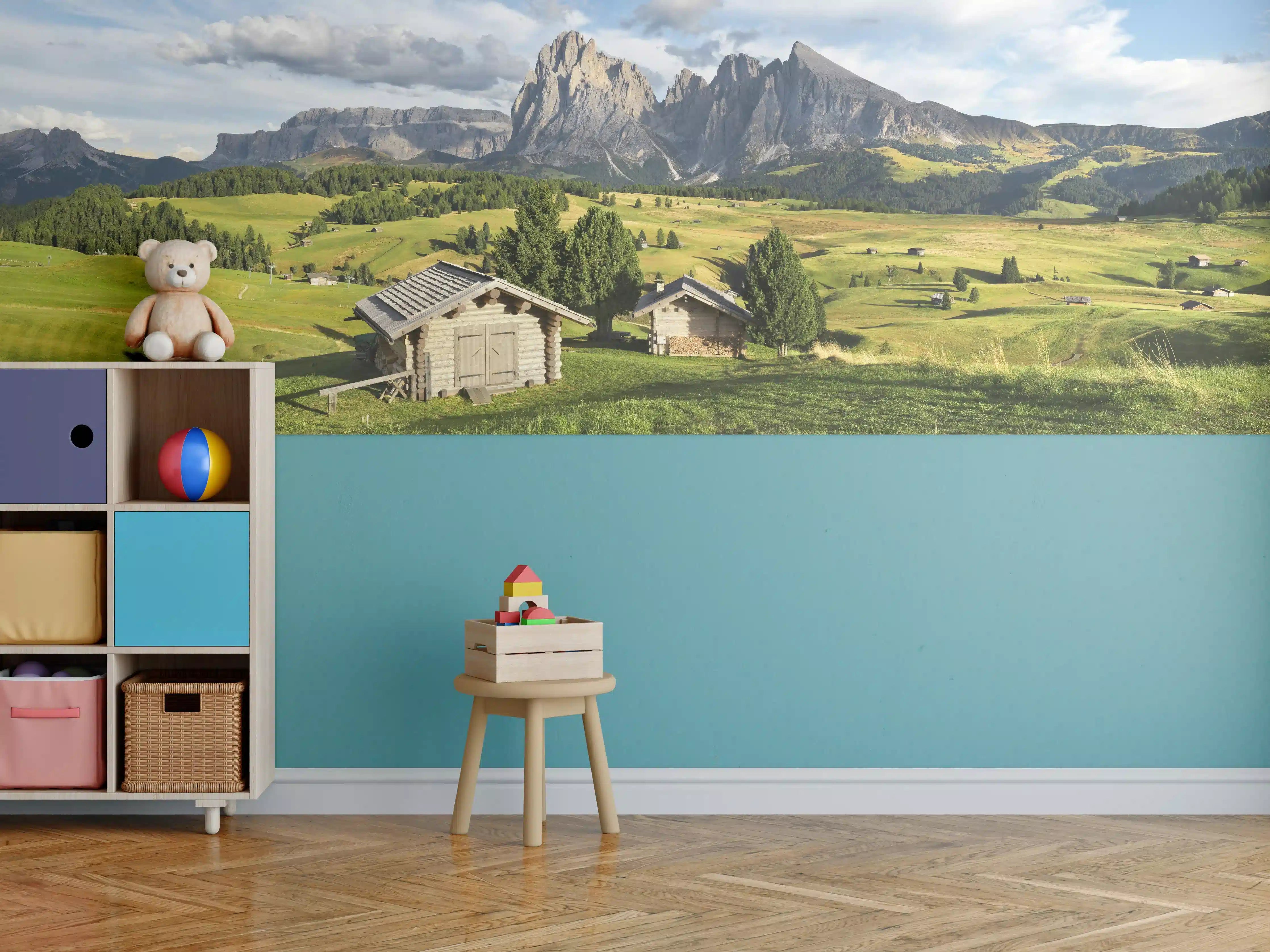 Kinderzimmer Wandgestaltung - Alpenidylle mit grünen Wiesen