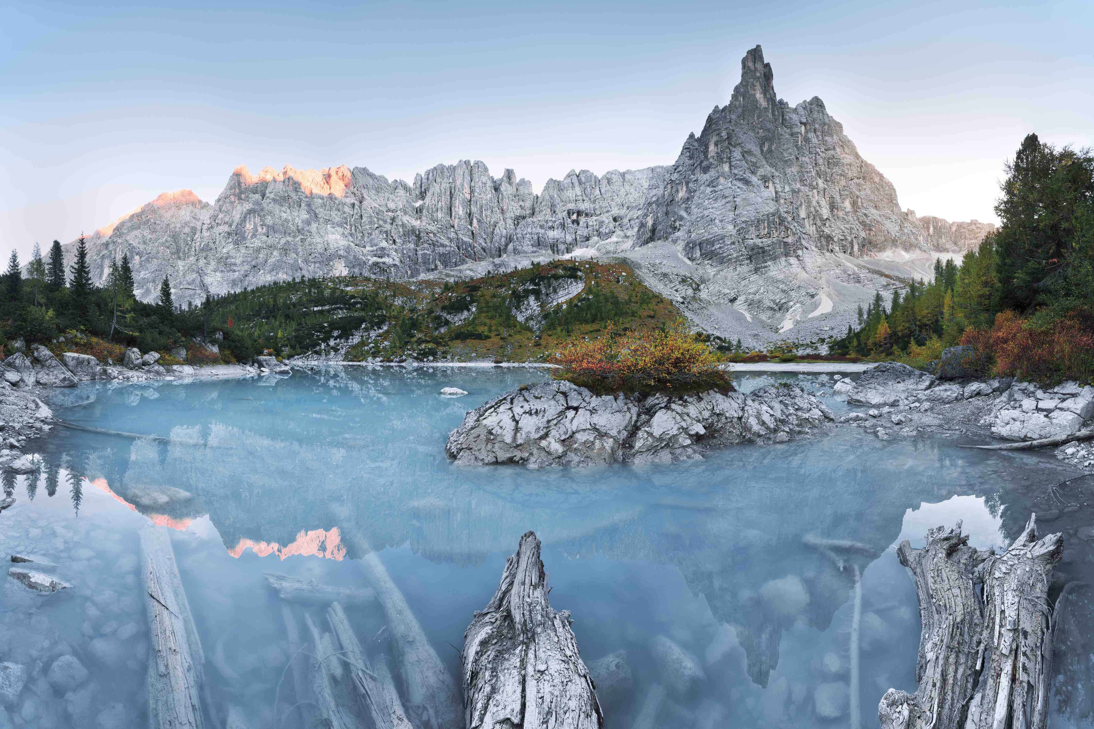 Kinderzimmer Wandgestaltung-Alpine Seenlandschaft in Abenddämmerung