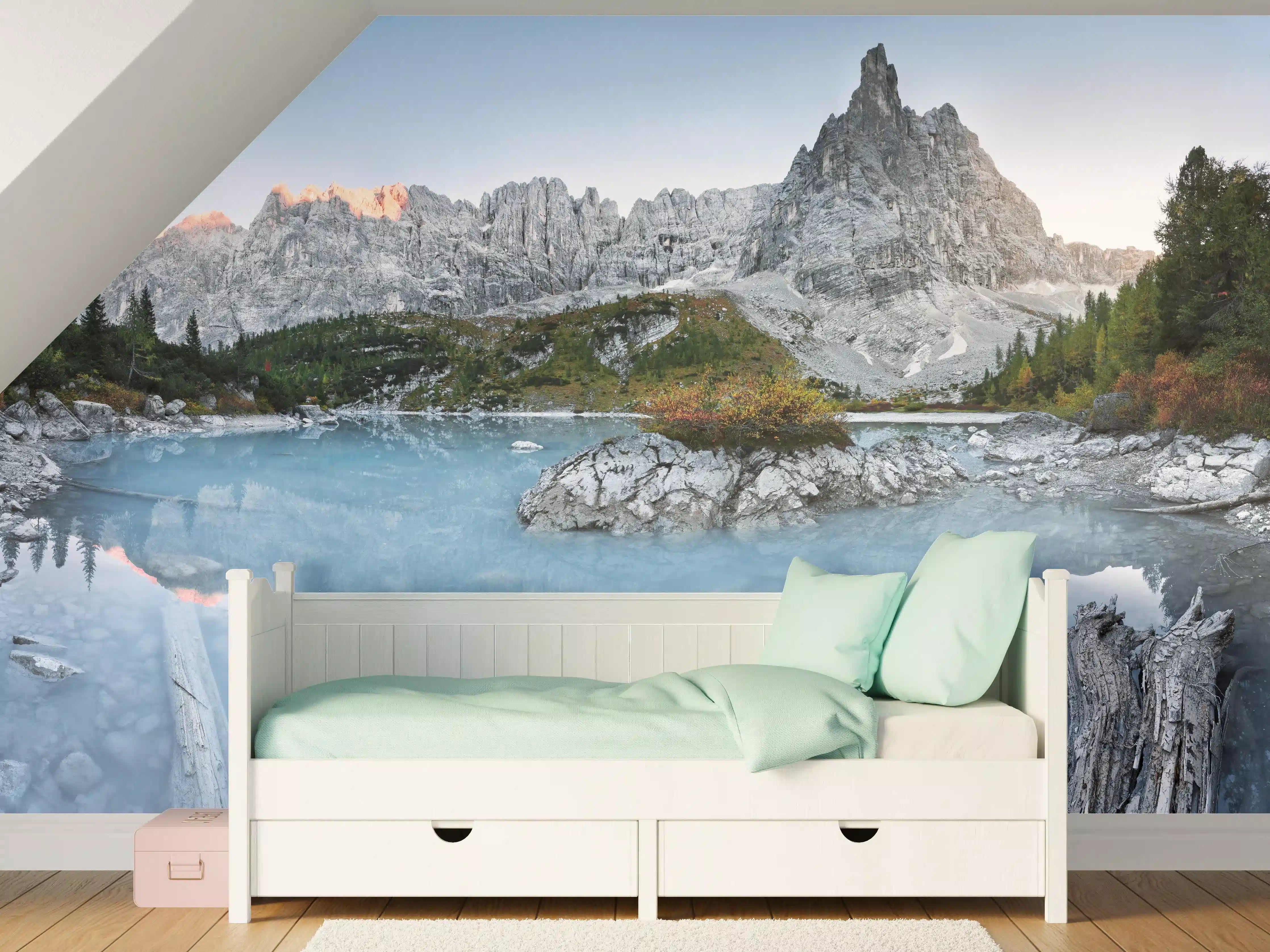 Kinderzimmer Wandgestaltung - Alpine Seenlandschaft in Abenddämmerung