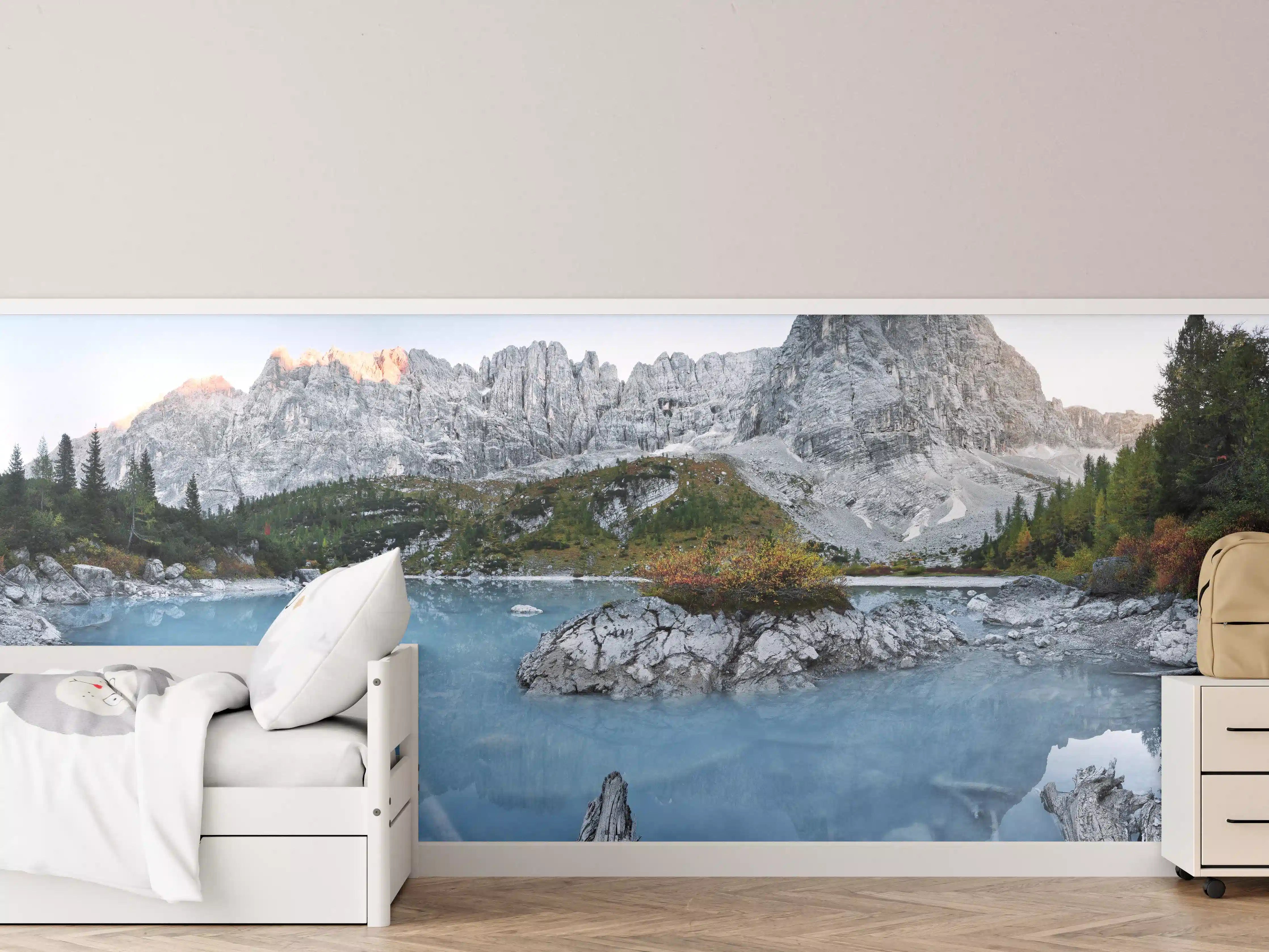 Kinderzimmer Wandgestaltung - Alpine Seenlandschaft in Abenddämmerung