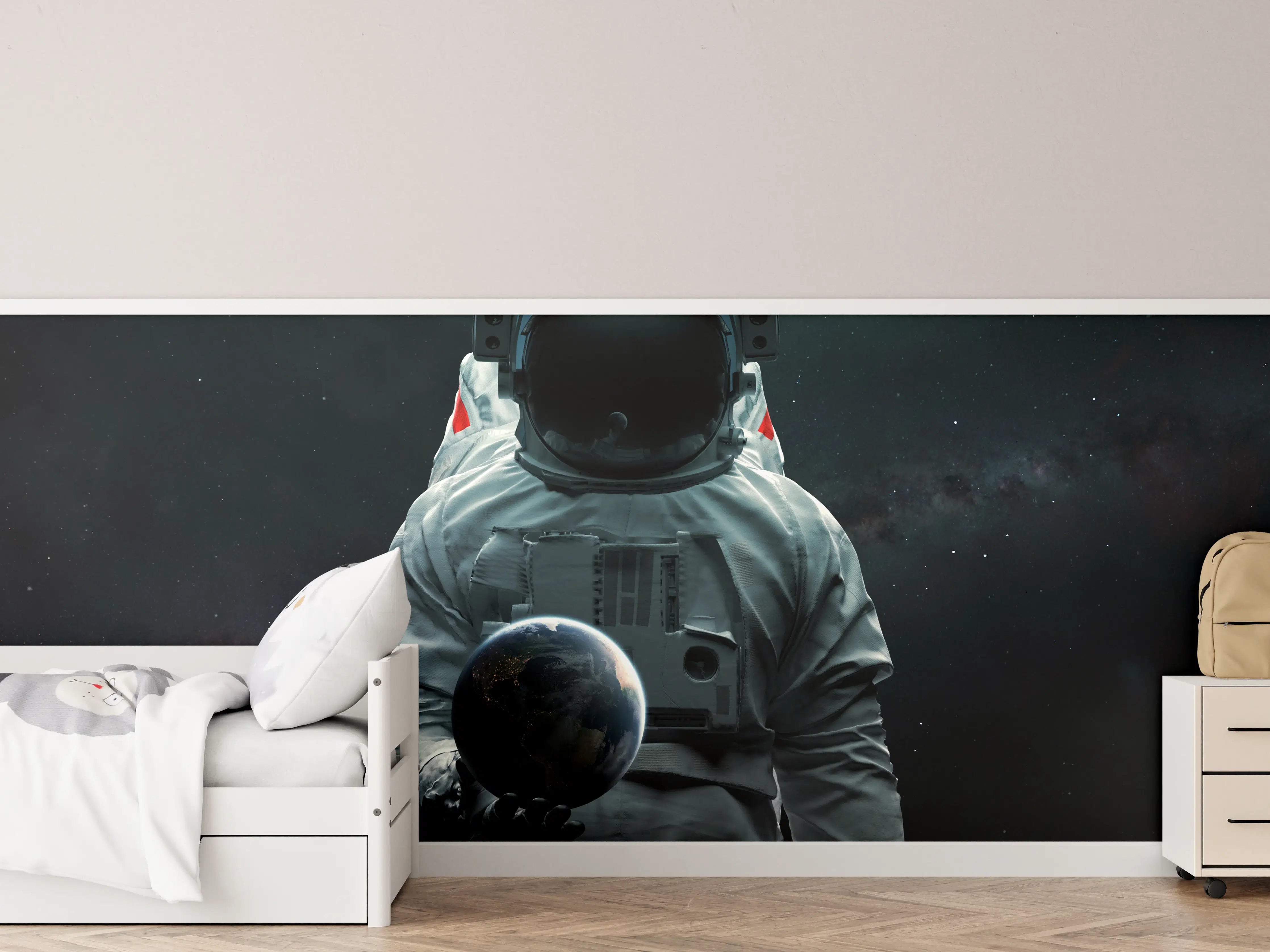 Kinderzimmer Wandgestaltung - Astronaut mit Erdkugel Kunstwerk