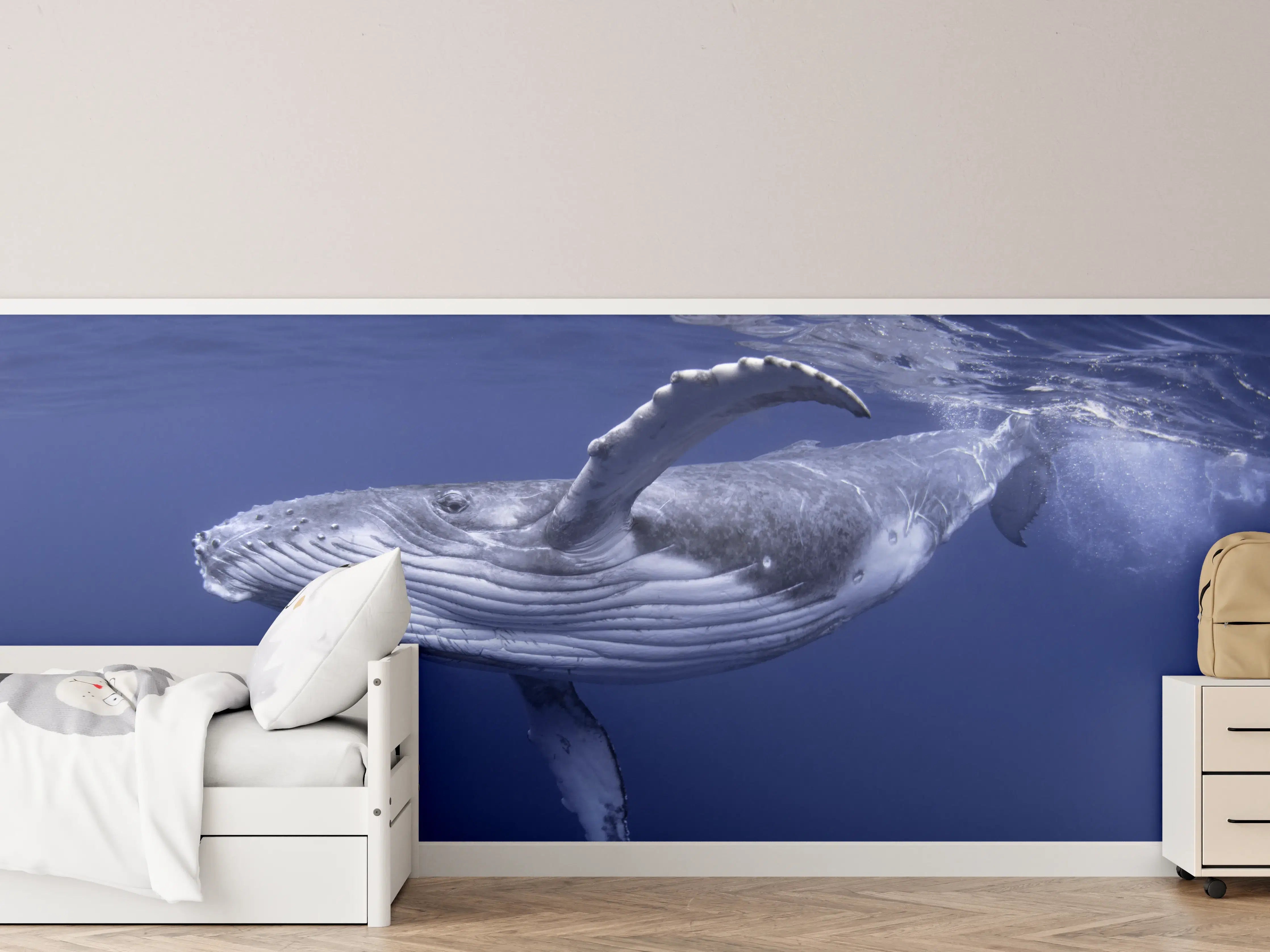 Kinderzimmer Wandgestaltung - Baby-Buckelwal-Kalb im blauen Wasser