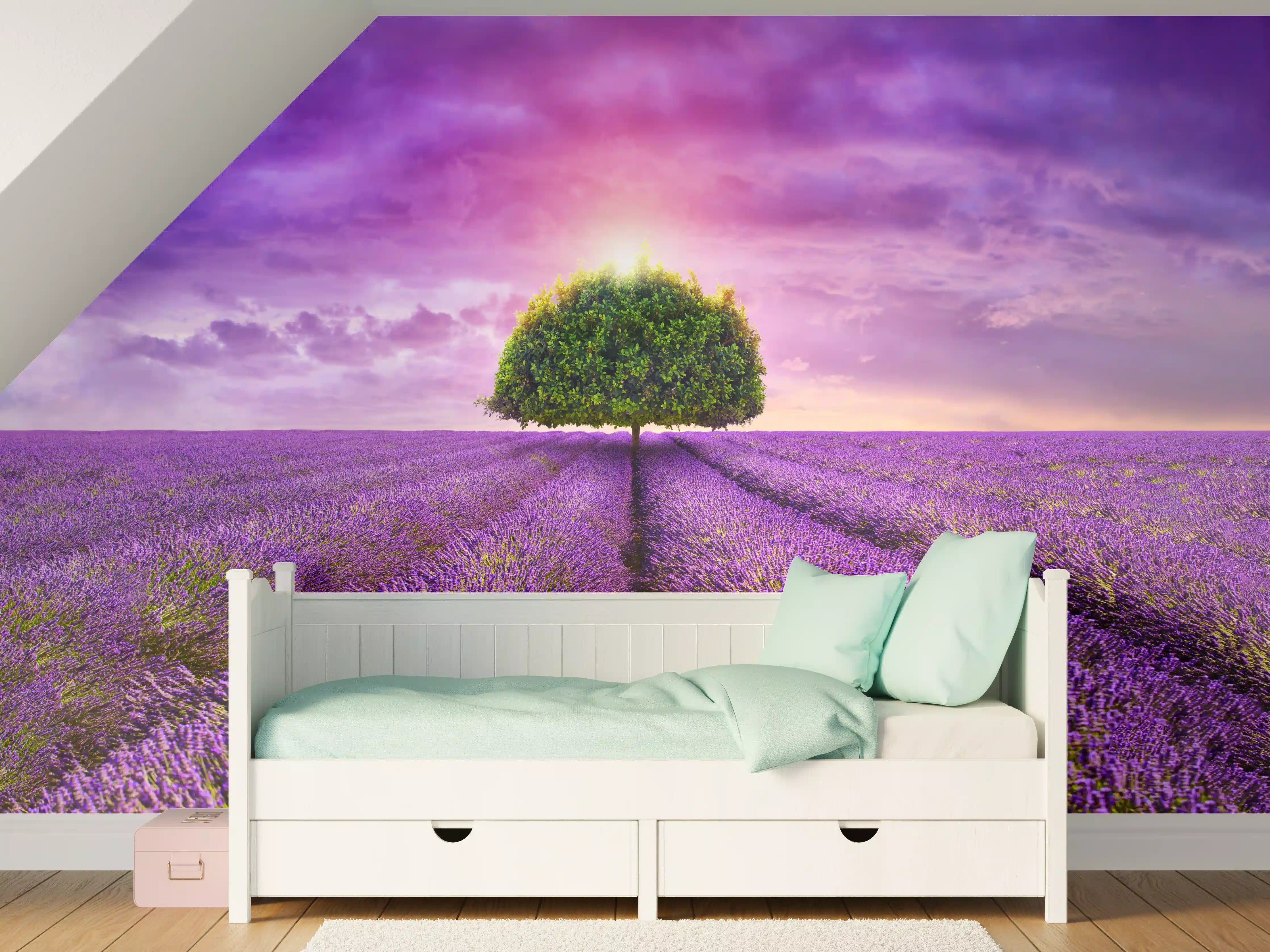 Kinderzimmer Wandgestaltung - Baum im schönen lavendel Feld