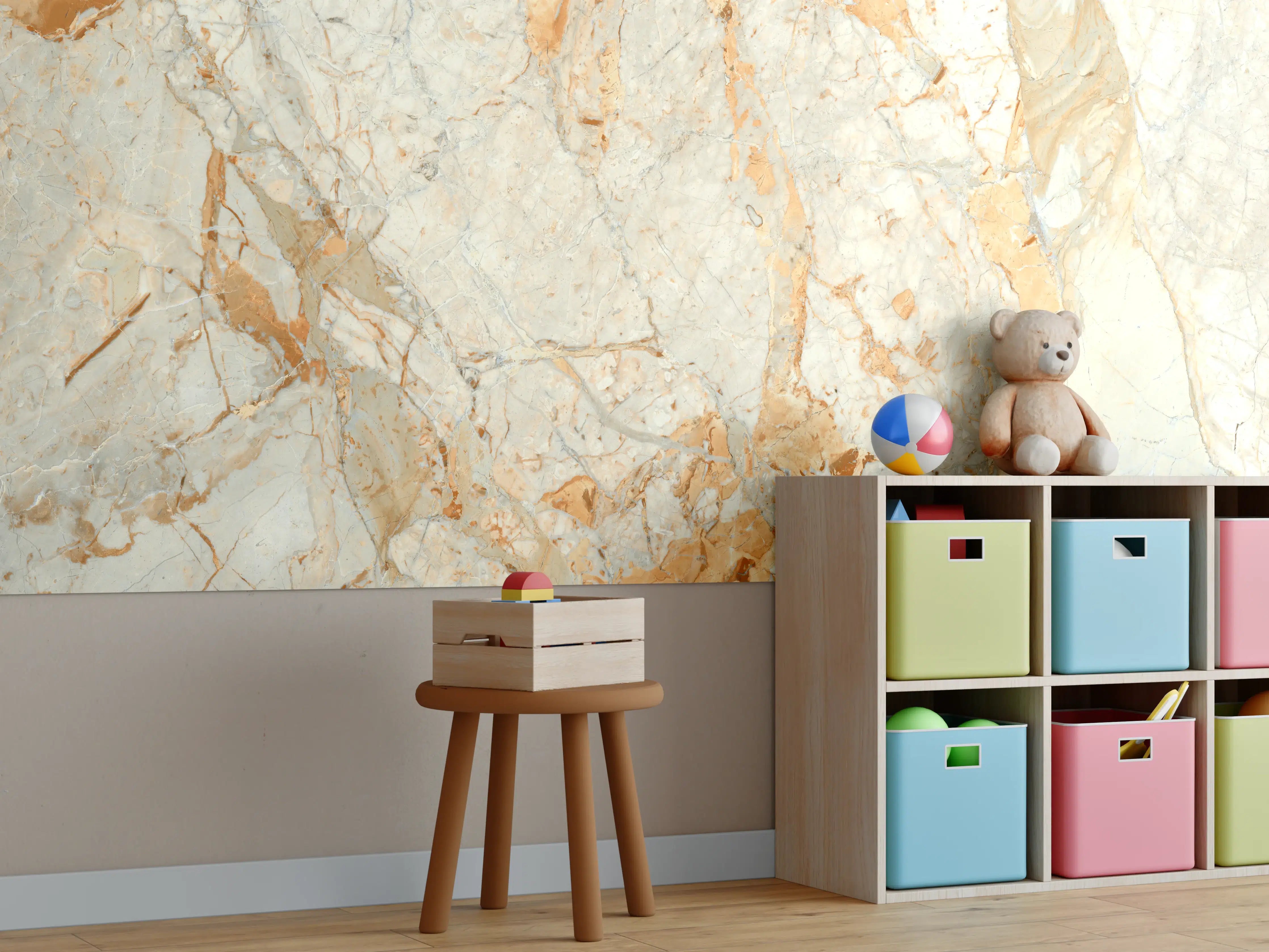 Kinderzimmer Wandgestaltung - Beiger Marmor mit goldenen Akzenten