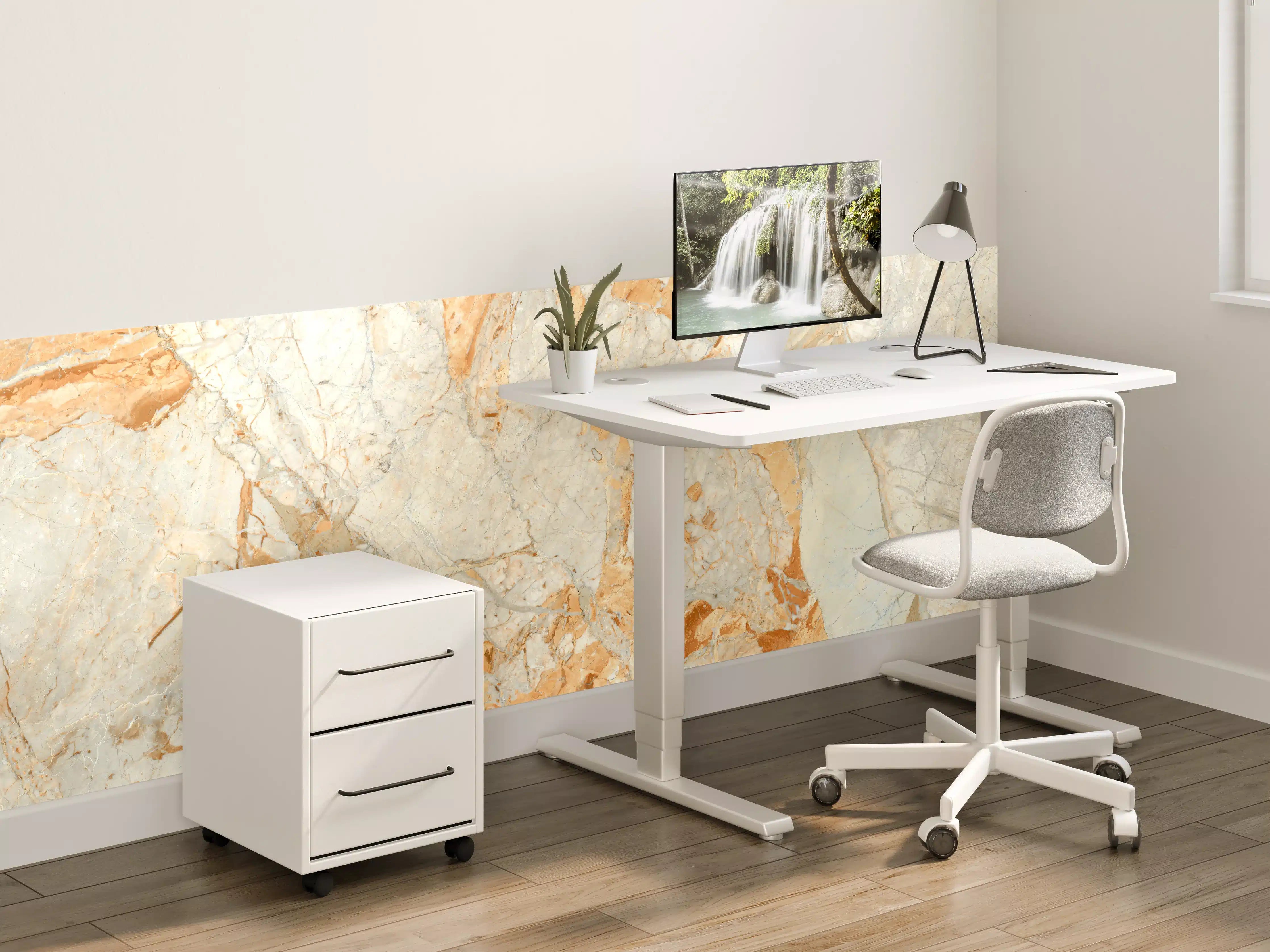 Kinderzimmer Wandgestaltung - Beiger Marmor mit goldenen Akzenten