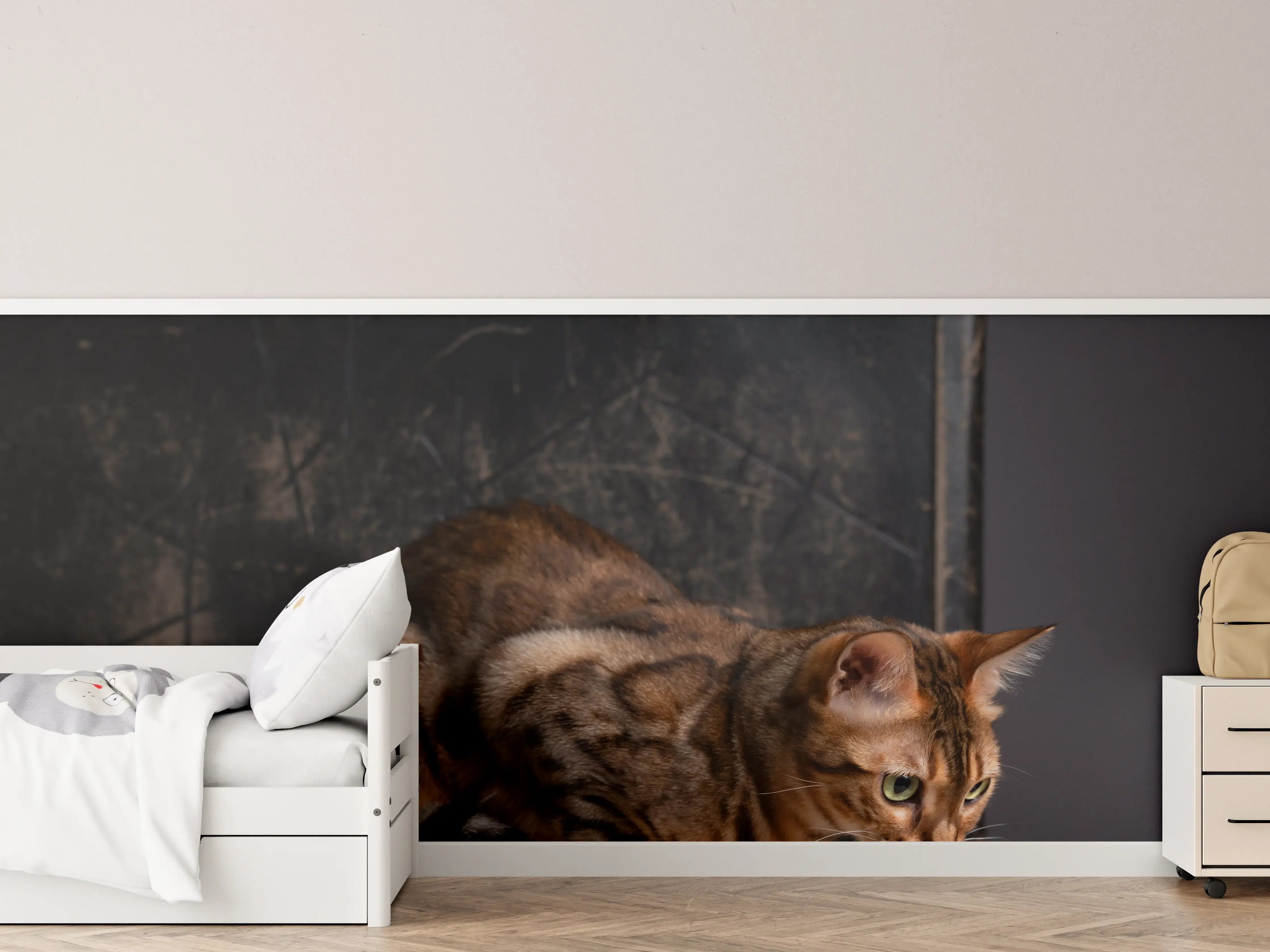 Kinderzimmer Wandgestaltung - Bengalkatze auf Holztisch