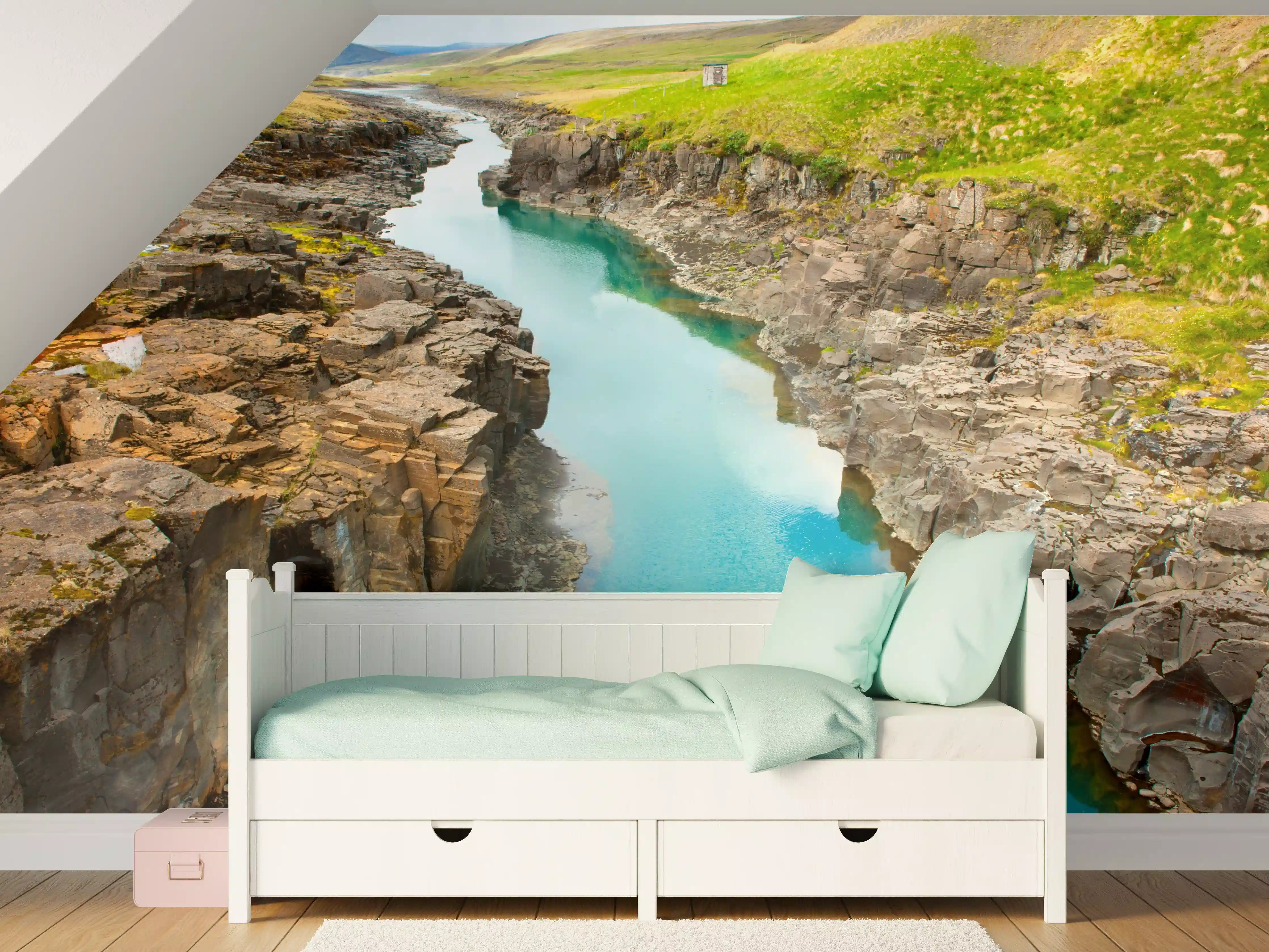 Kinderzimmer Wandgestaltung - Bergbach in Island mit klarer blauer Wasserfarbe