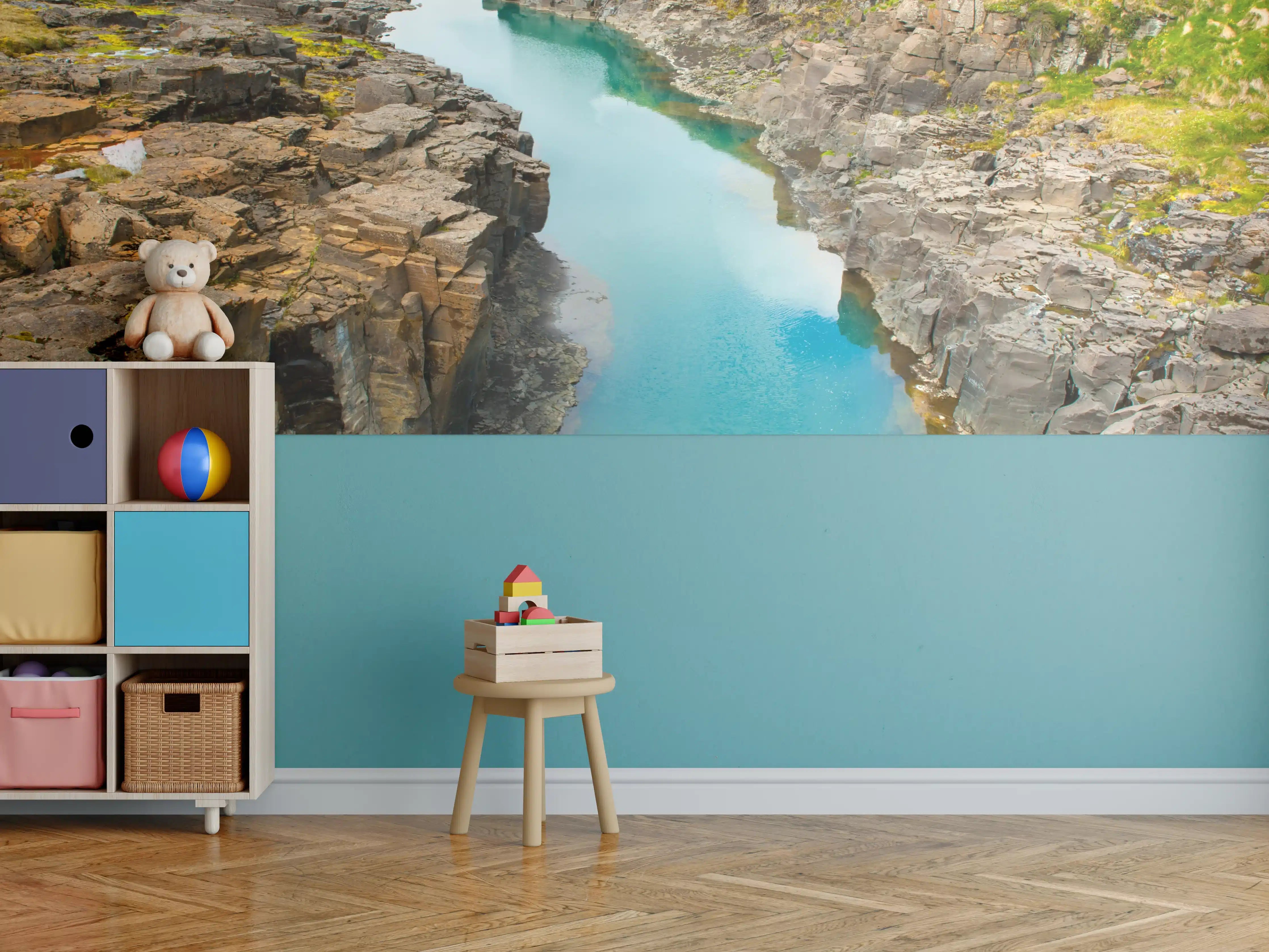Kinderzimmer Wandgestaltung - Bergbach in Island mit klarer blauer Wasserfarbe