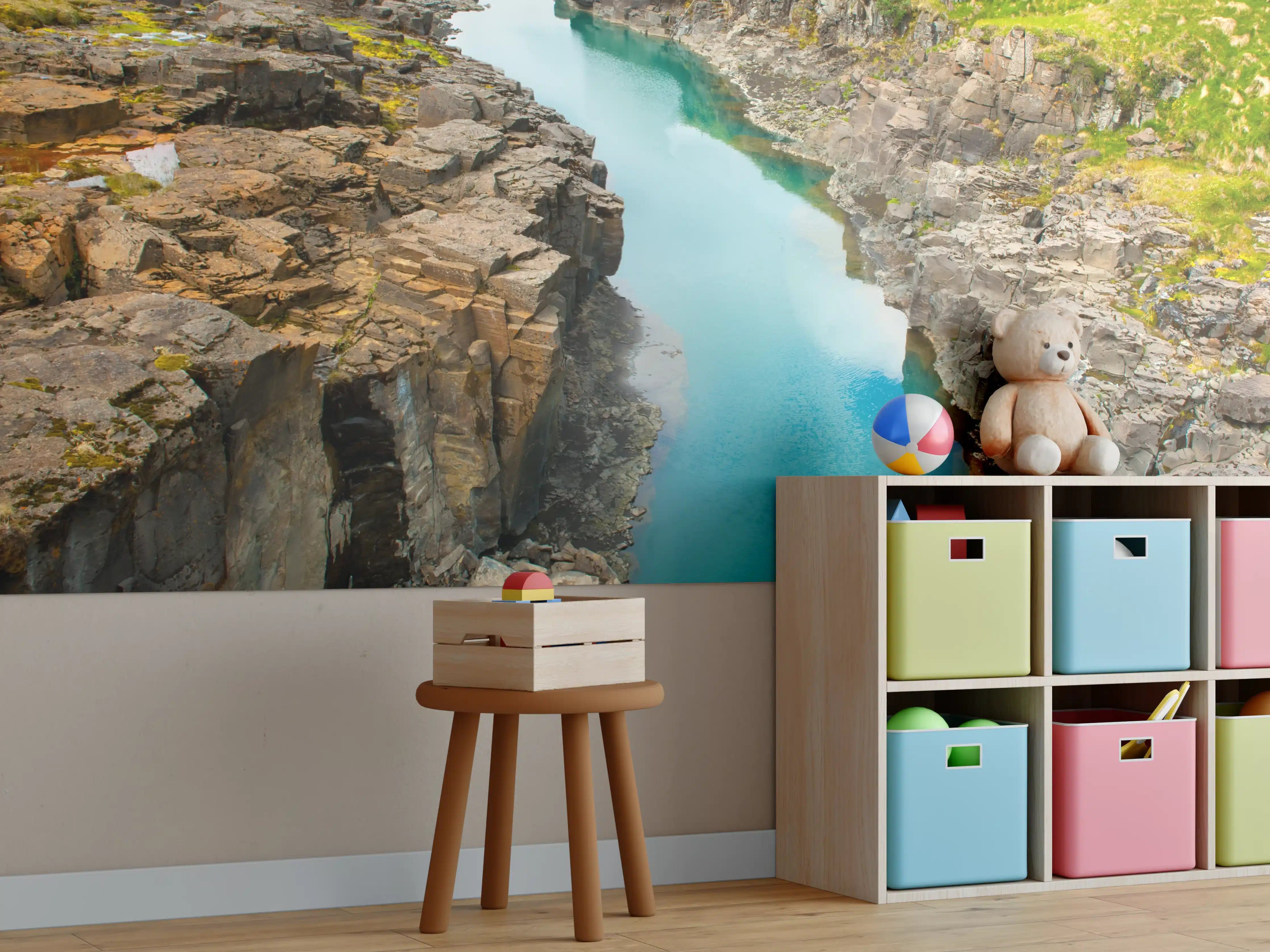 Kinderzimmer Wandgestaltung - Bergbach in Island mit klarer blauer Wasserfarbe
