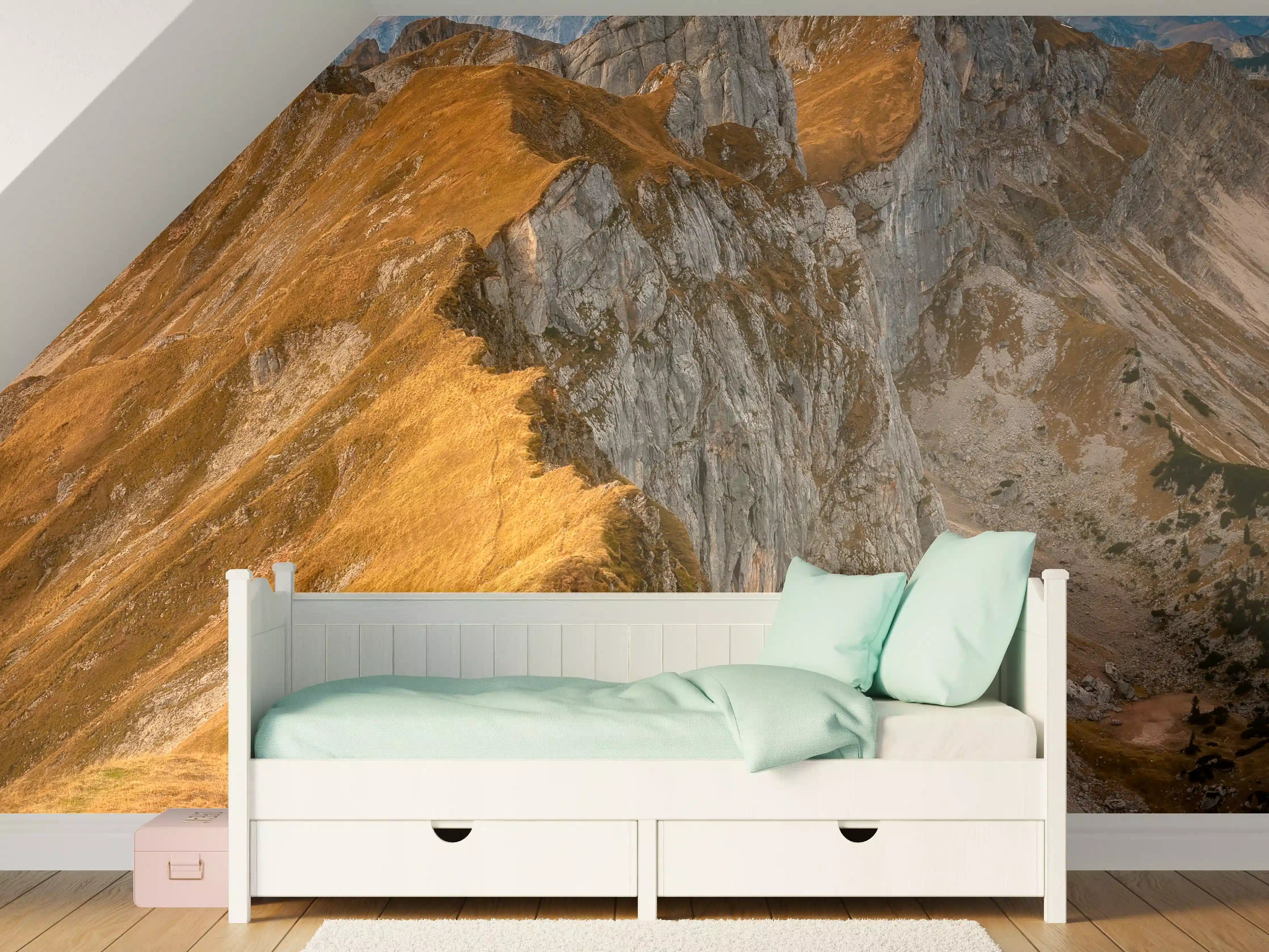 Kinderzimmer Wandgestaltung - Berglandschaft bei Sonnenuntergang mit goldenem Licht