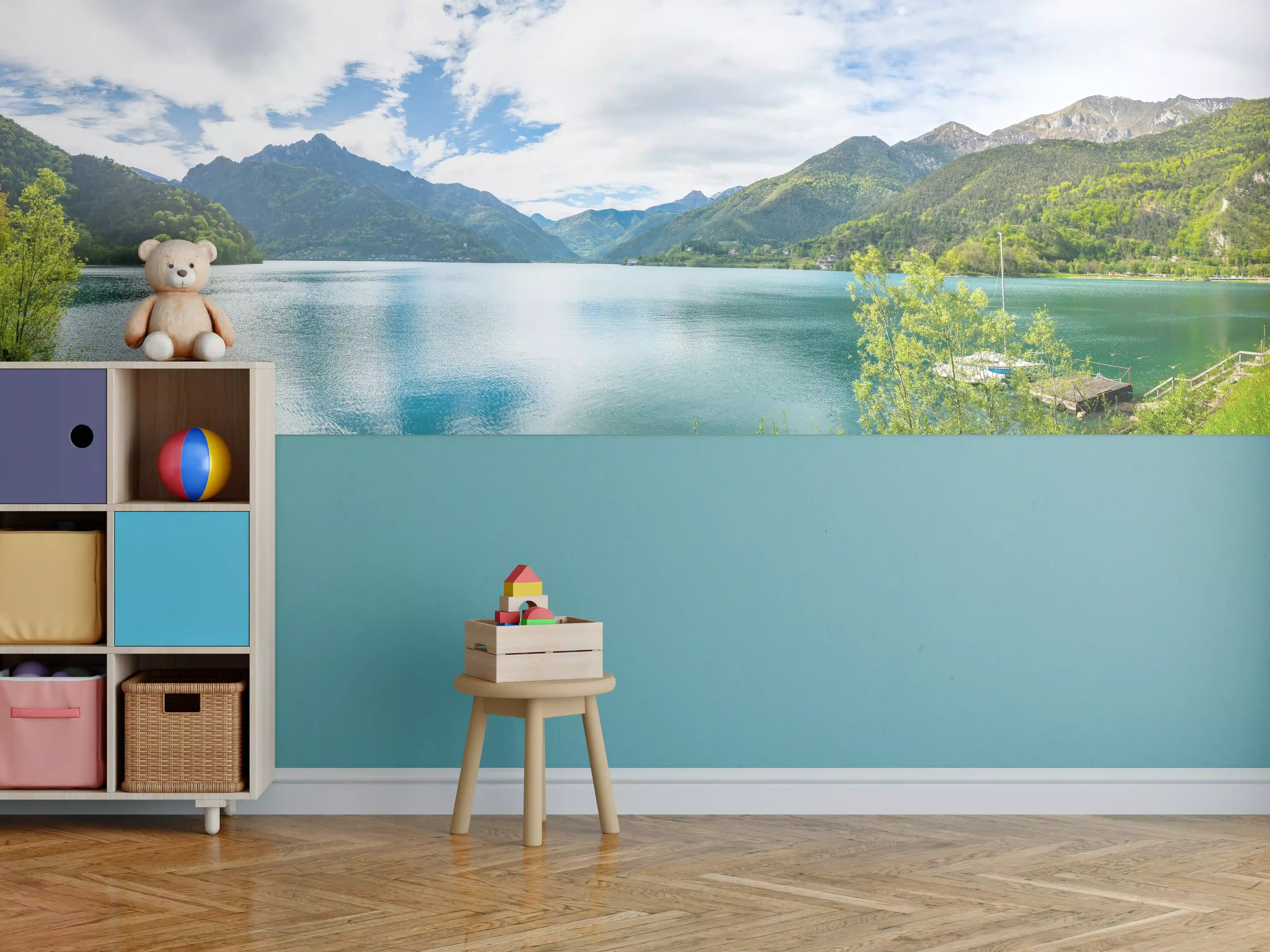 Kinderzimmer Wandgestaltung - Bergsee mit umliegenden Gipfeln und Himmel