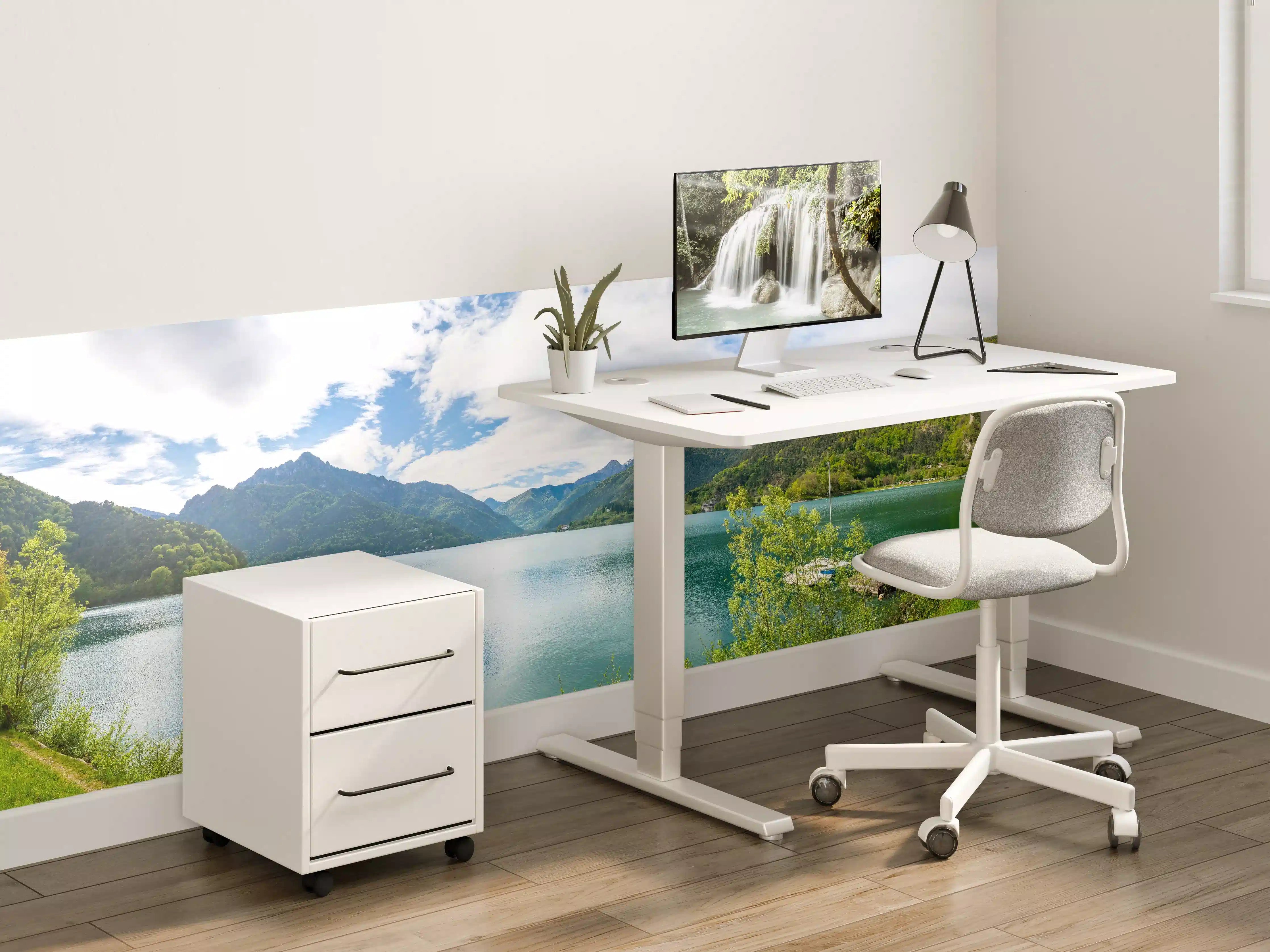 Kinderzimmer Wandgestaltung - Bergsee mit umliegenden Gipfeln und Himmel