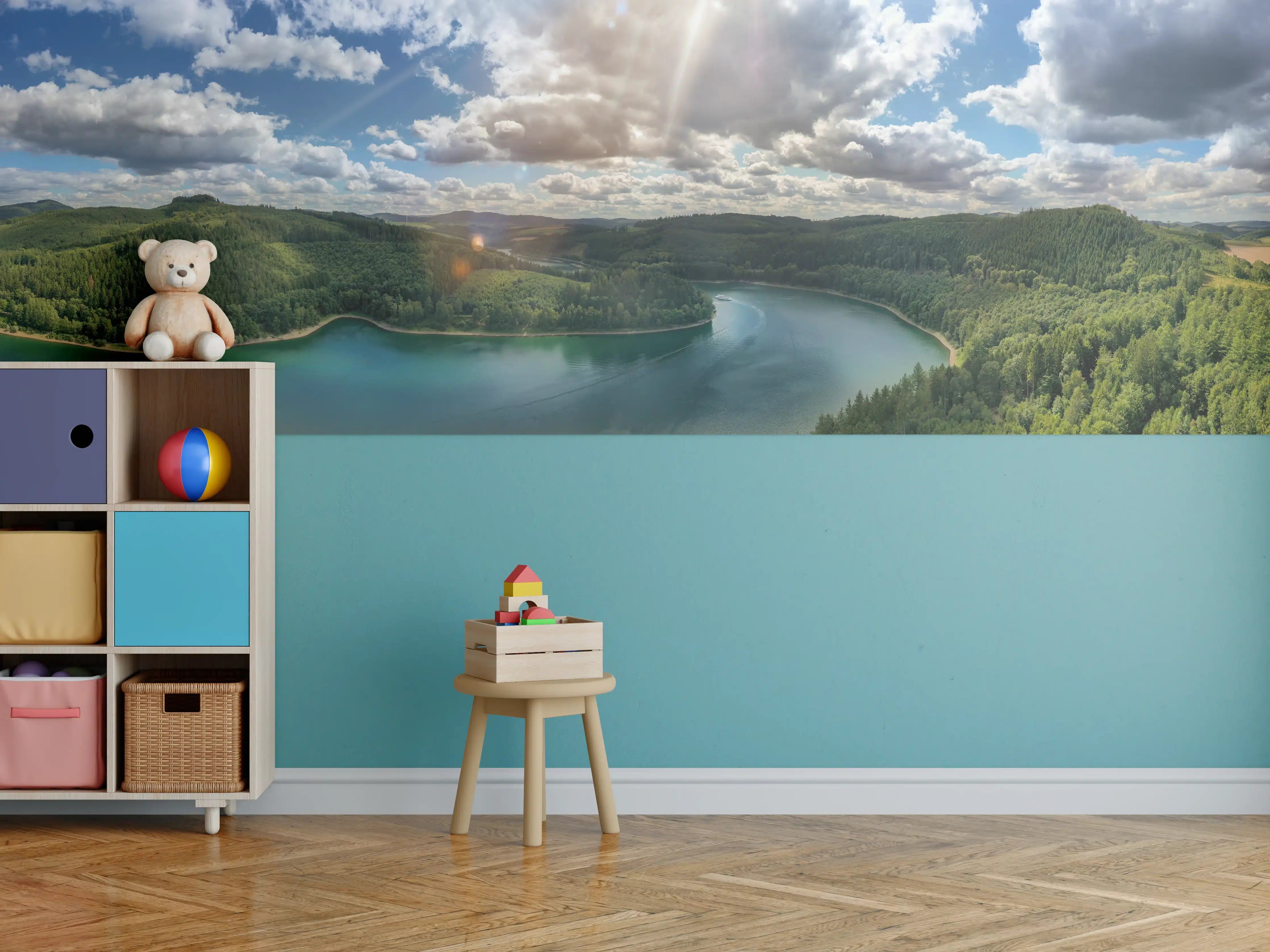 Kinderzimmer Wandgestaltung - Bergsee unter Wolken mit Sonnenstrahlen