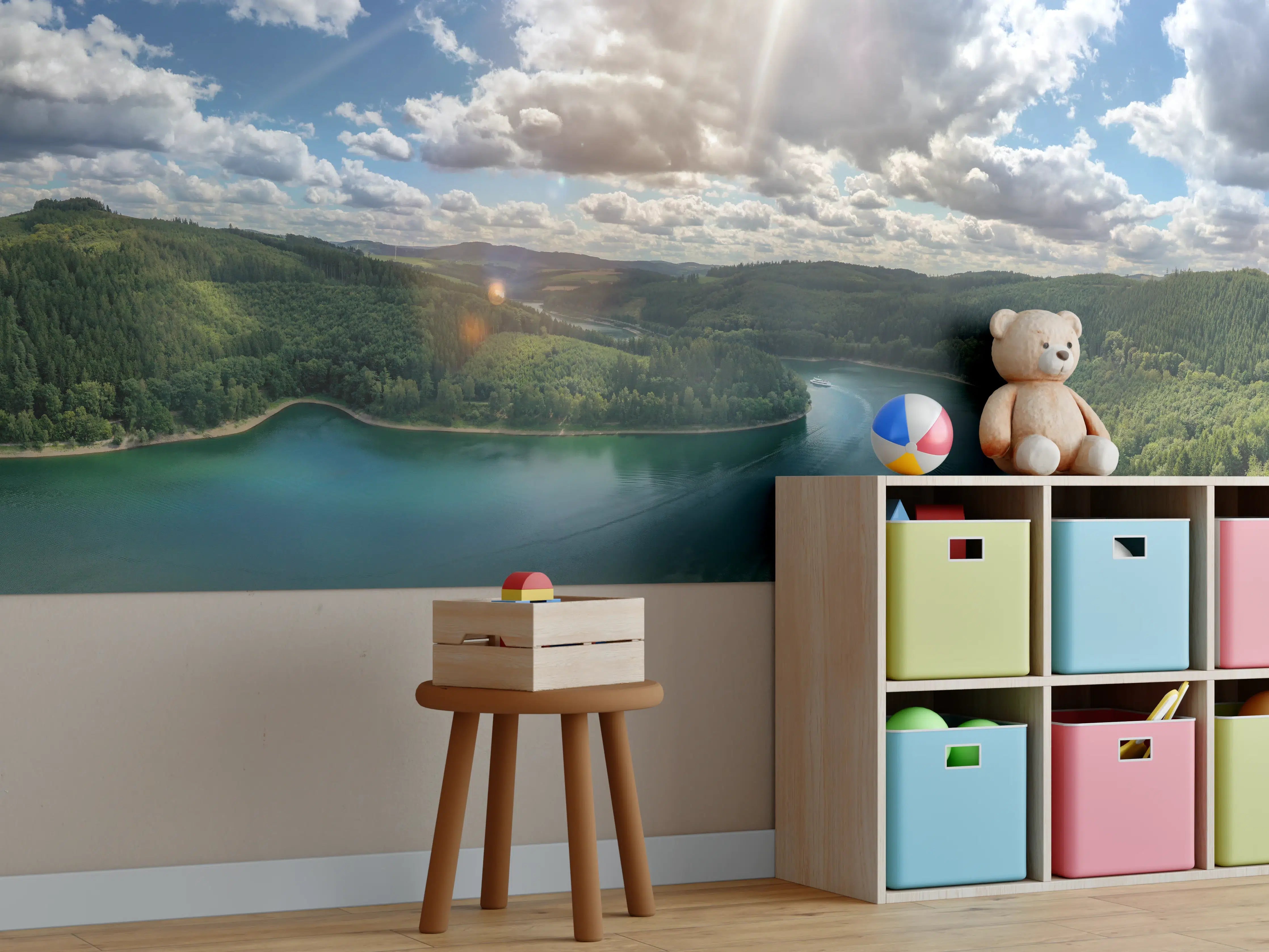 Kinderzimmer Wandgestaltung - Bergsee unter Wolken mit Sonnenstrahlen