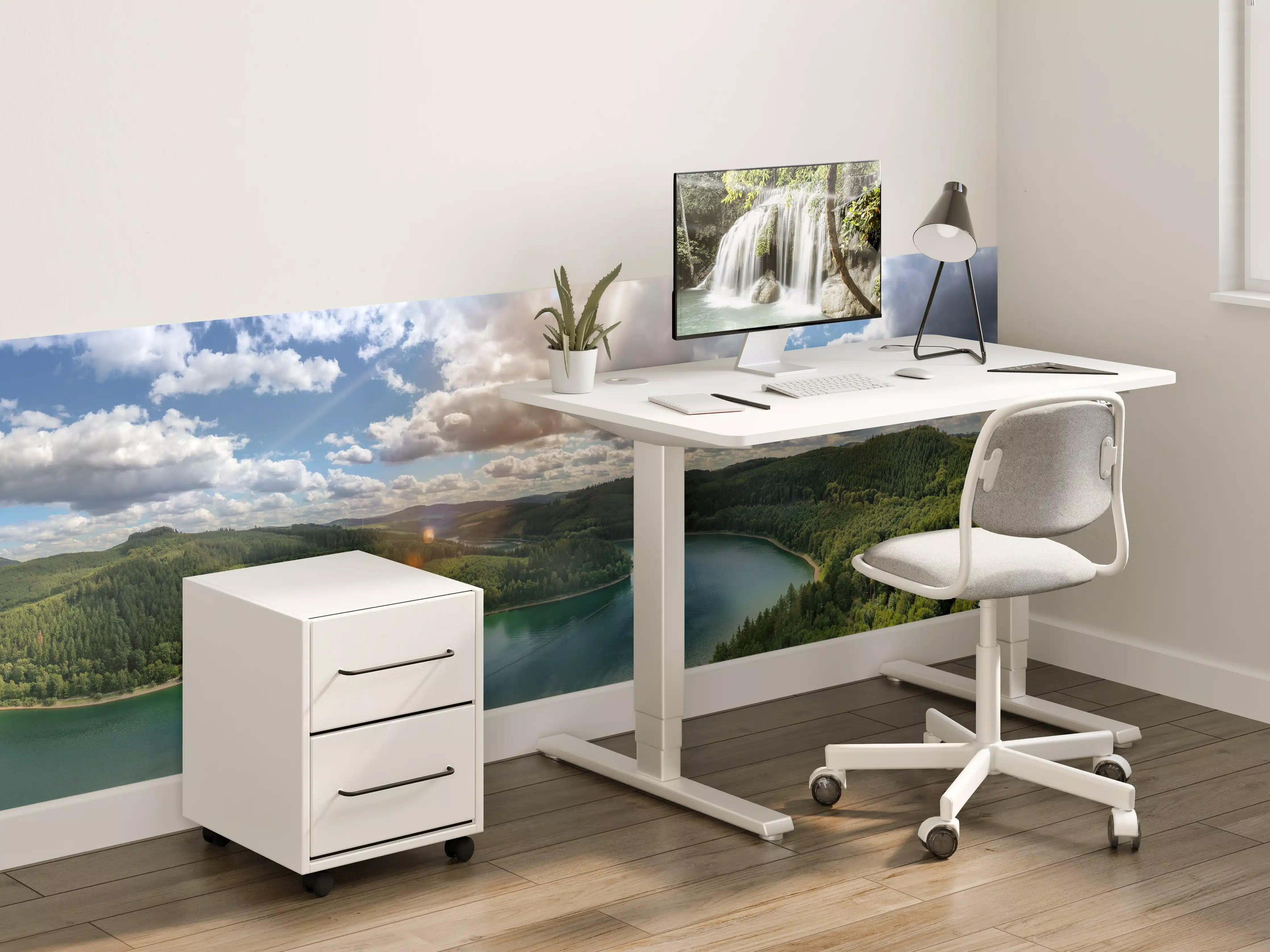 Kinderzimmer Wandgestaltung - Bergsee unter Wolken mit Sonnenstrahlen