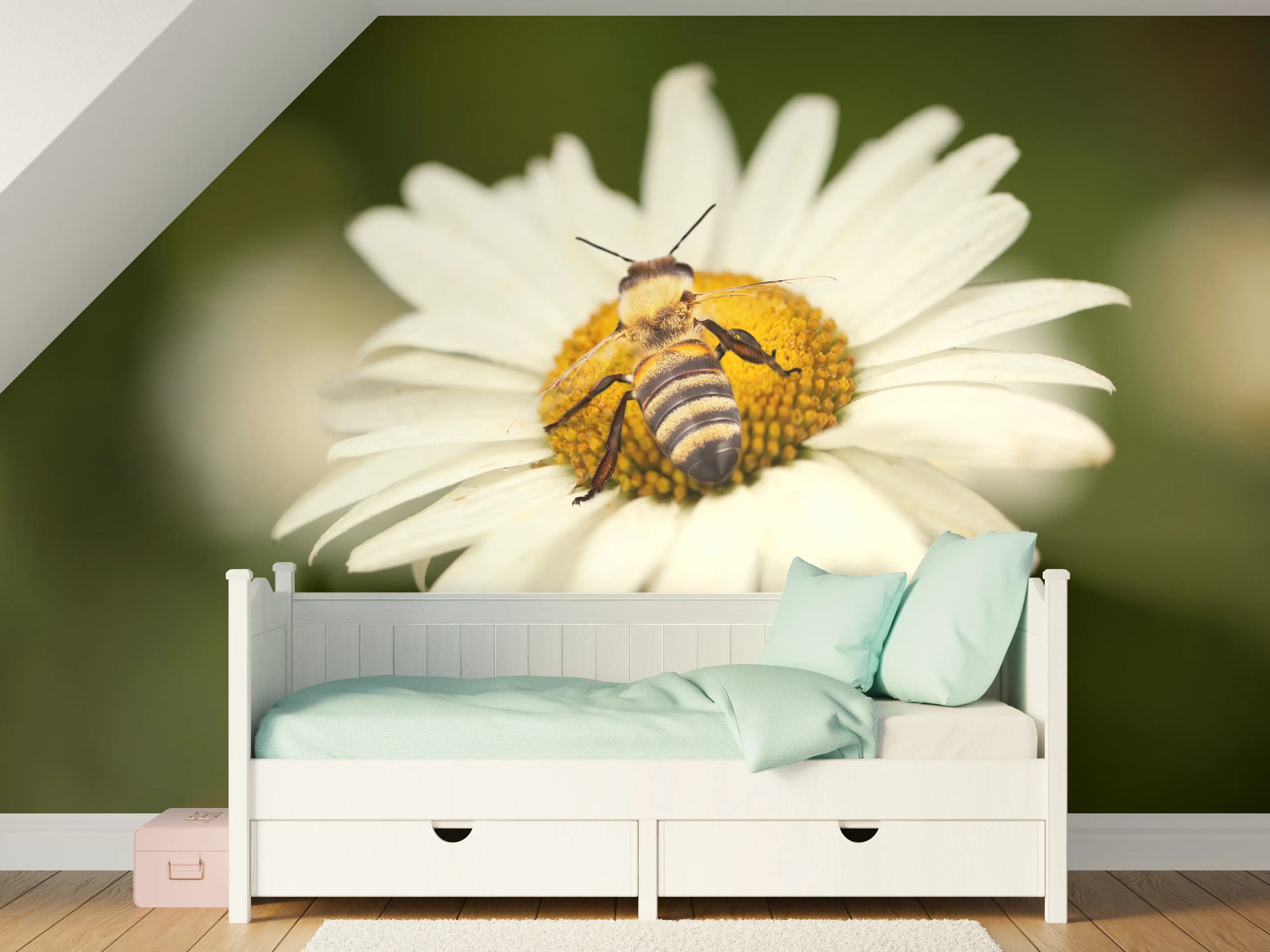 Kinderzimmer Wandgestaltung - Biene auf einem Gänseblümchen