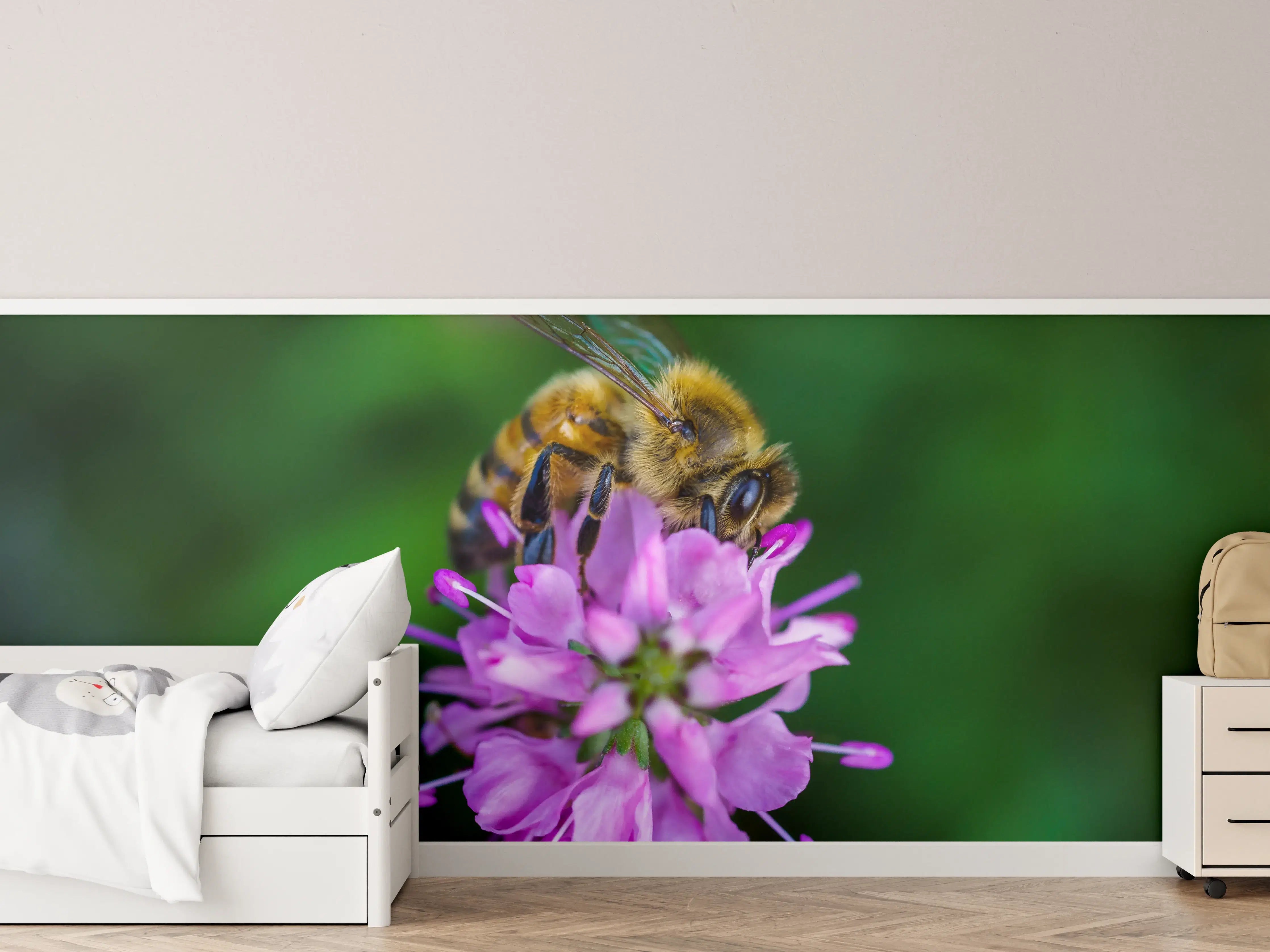 Kinderzimmer Wandgestaltung - Biene auf lila Blüte