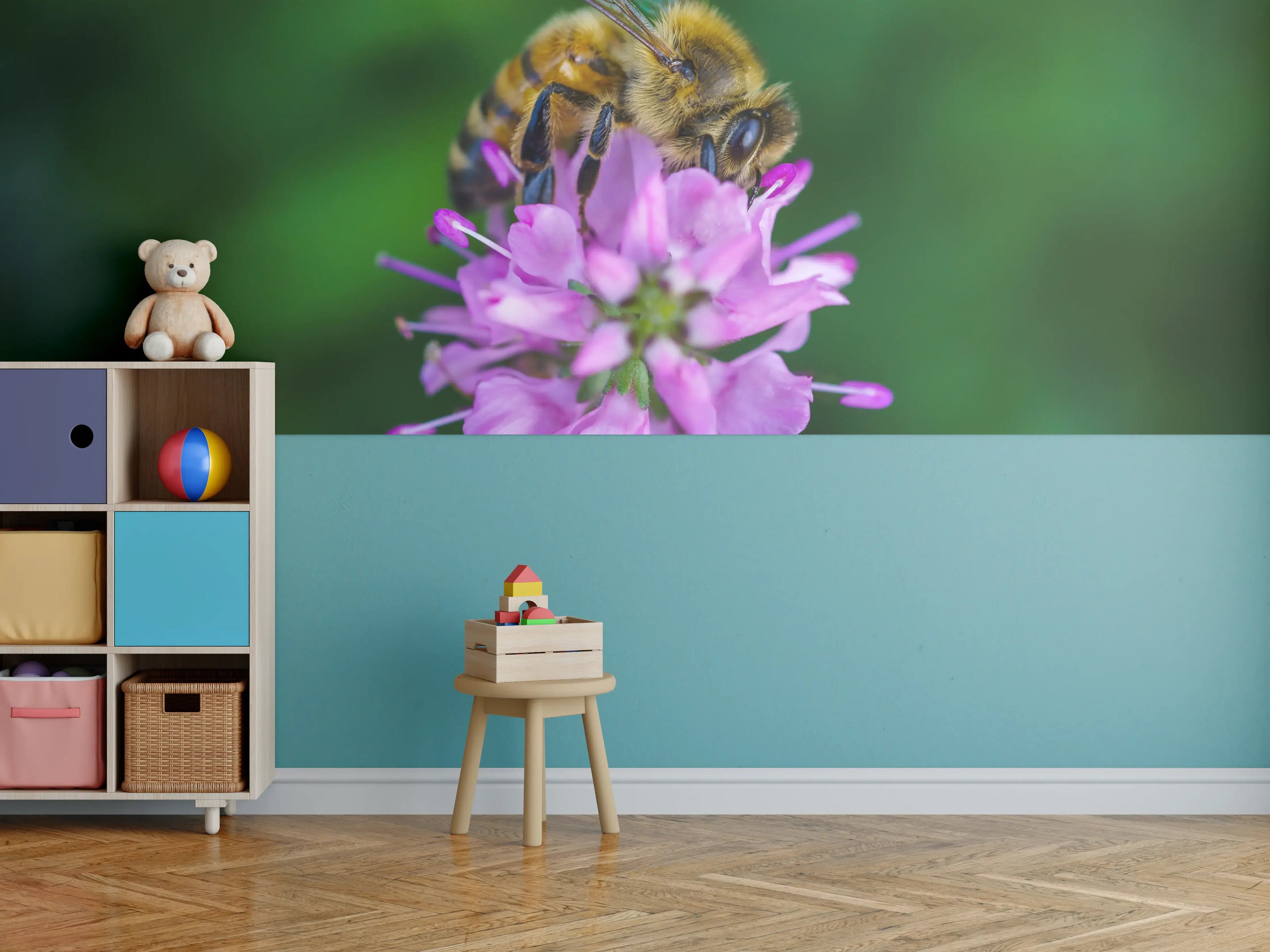 Kinderzimmer Wandgestaltung - Biene auf lila Blüte