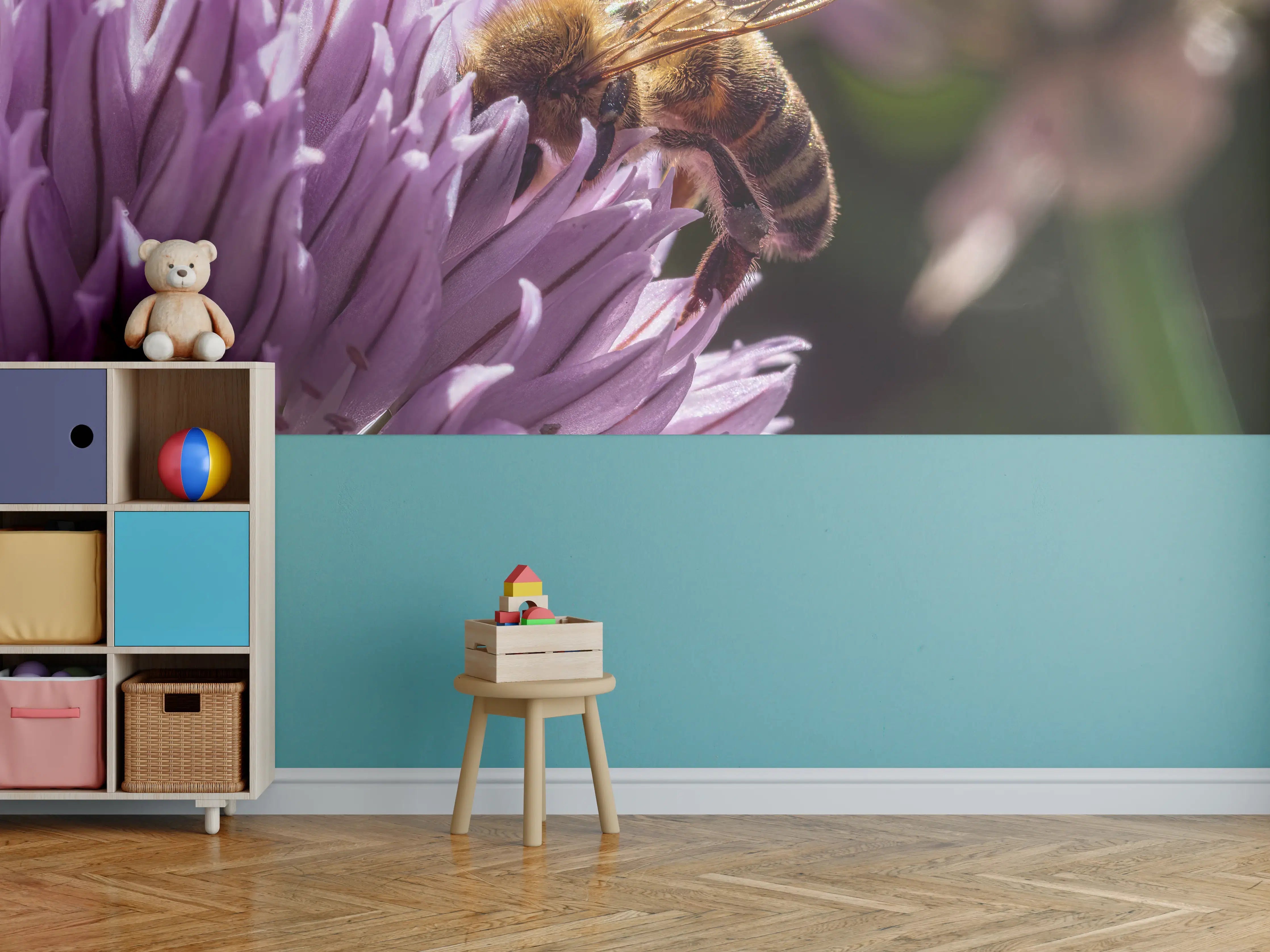 Kinderzimmer Wandgestaltung - Biene auf lila Blume im Sonnenschein