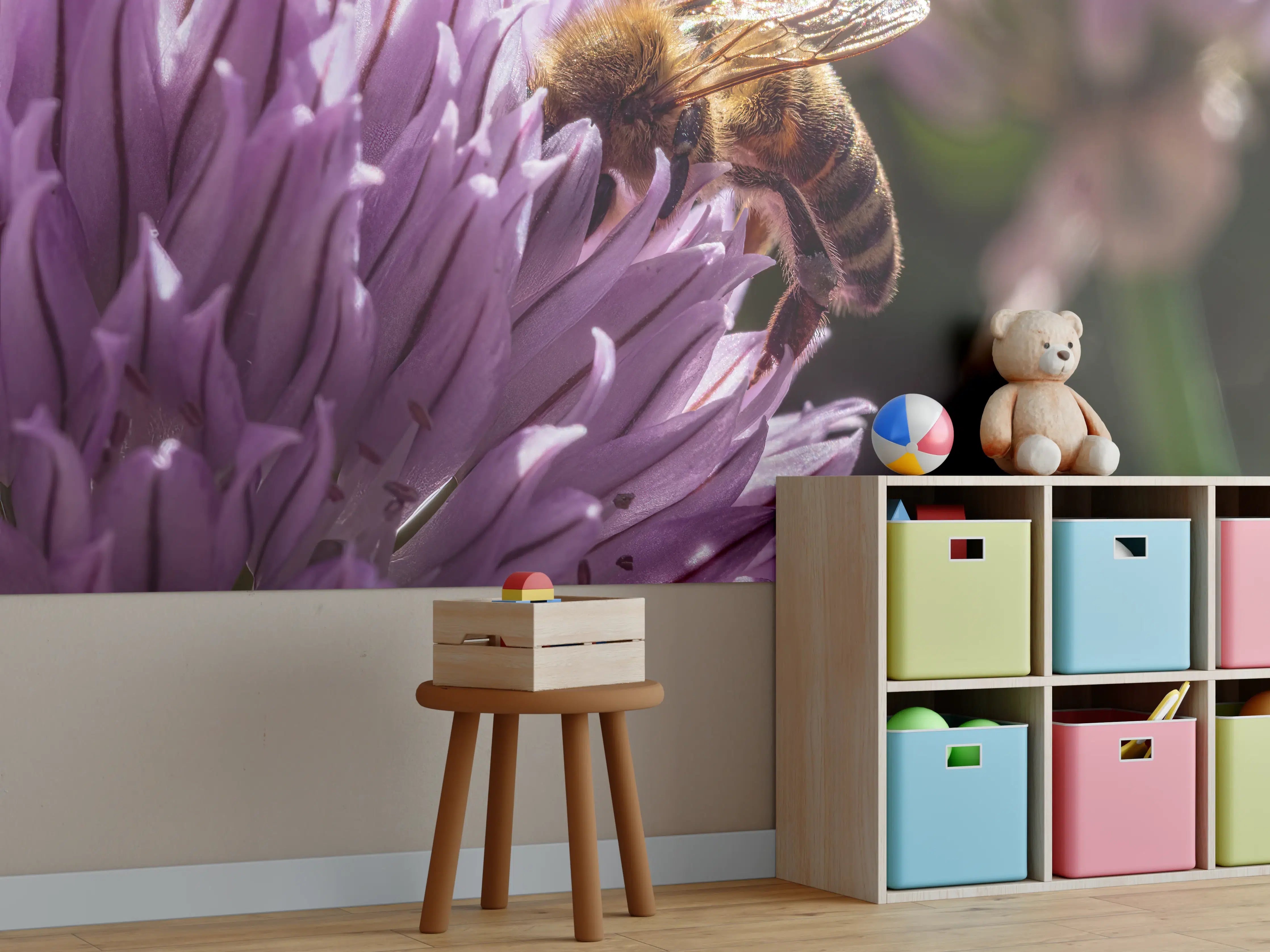 Kinderzimmer Wandgestaltung - Biene auf lila Blume im Sonnenschein