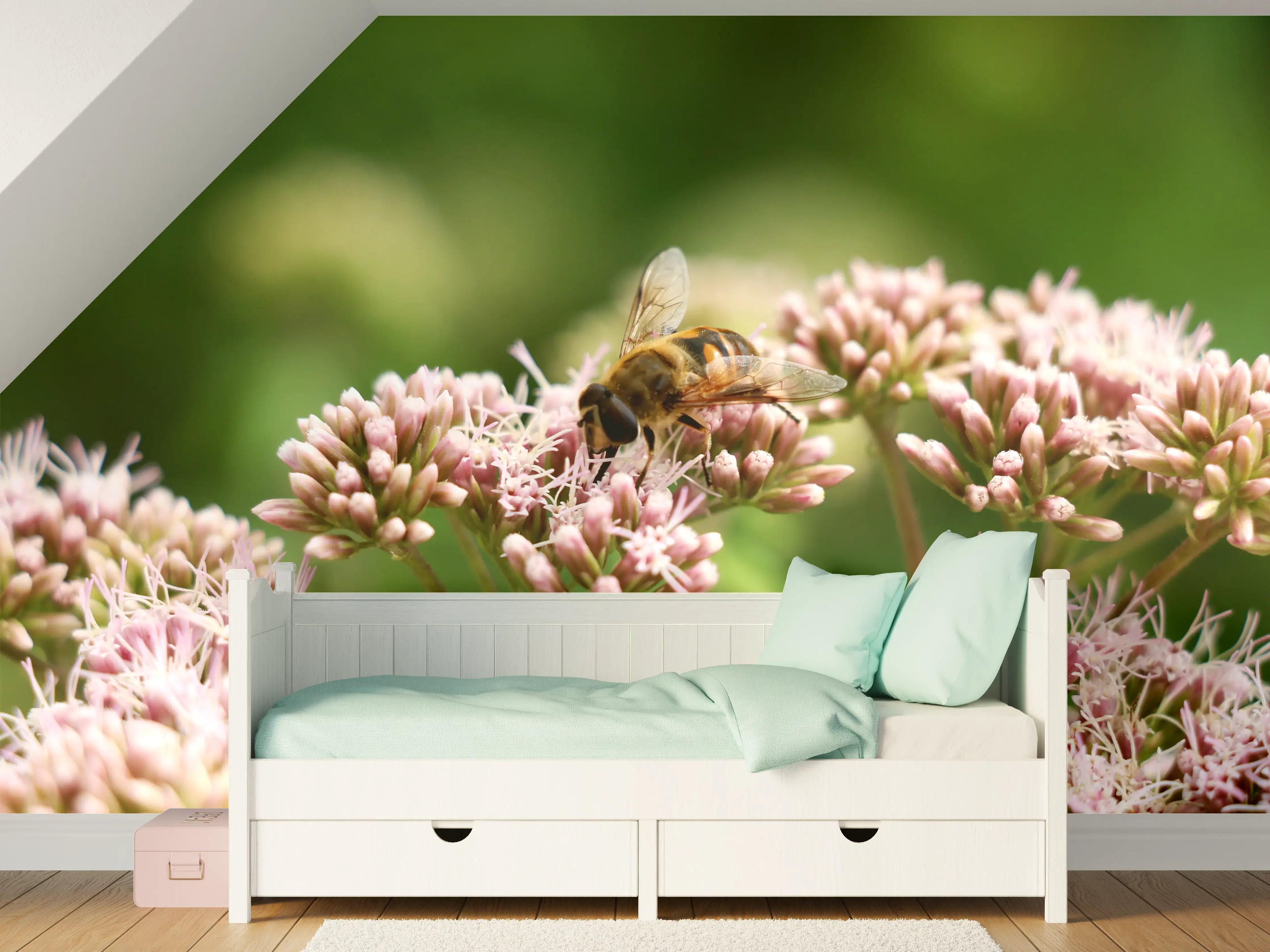 Kinderzimmer Wandgestaltung - Biene auf rosa Blumen im Grünen