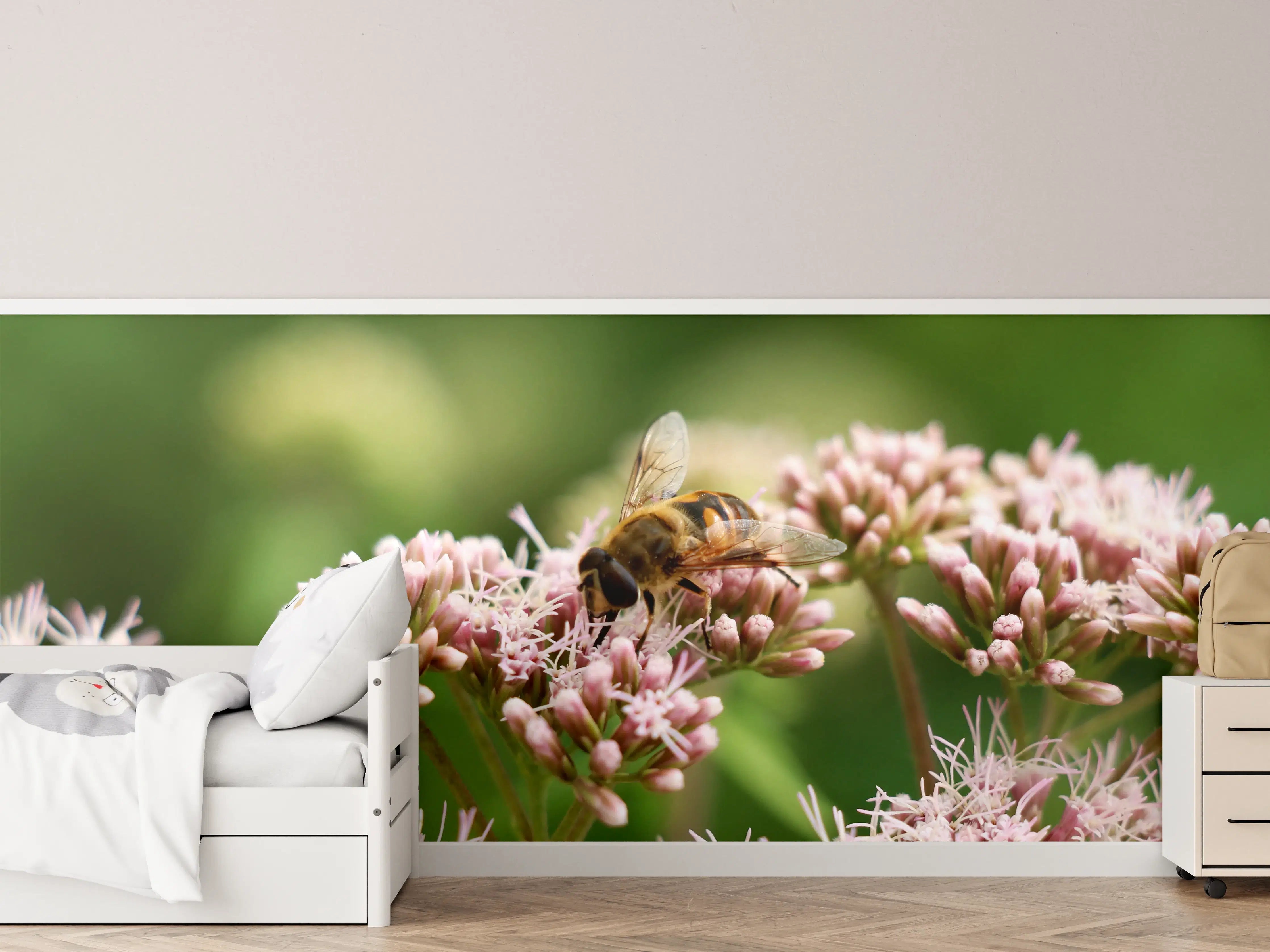 Kinderzimmer Wandgestaltung - Biene auf rosa Blumen im Grünen