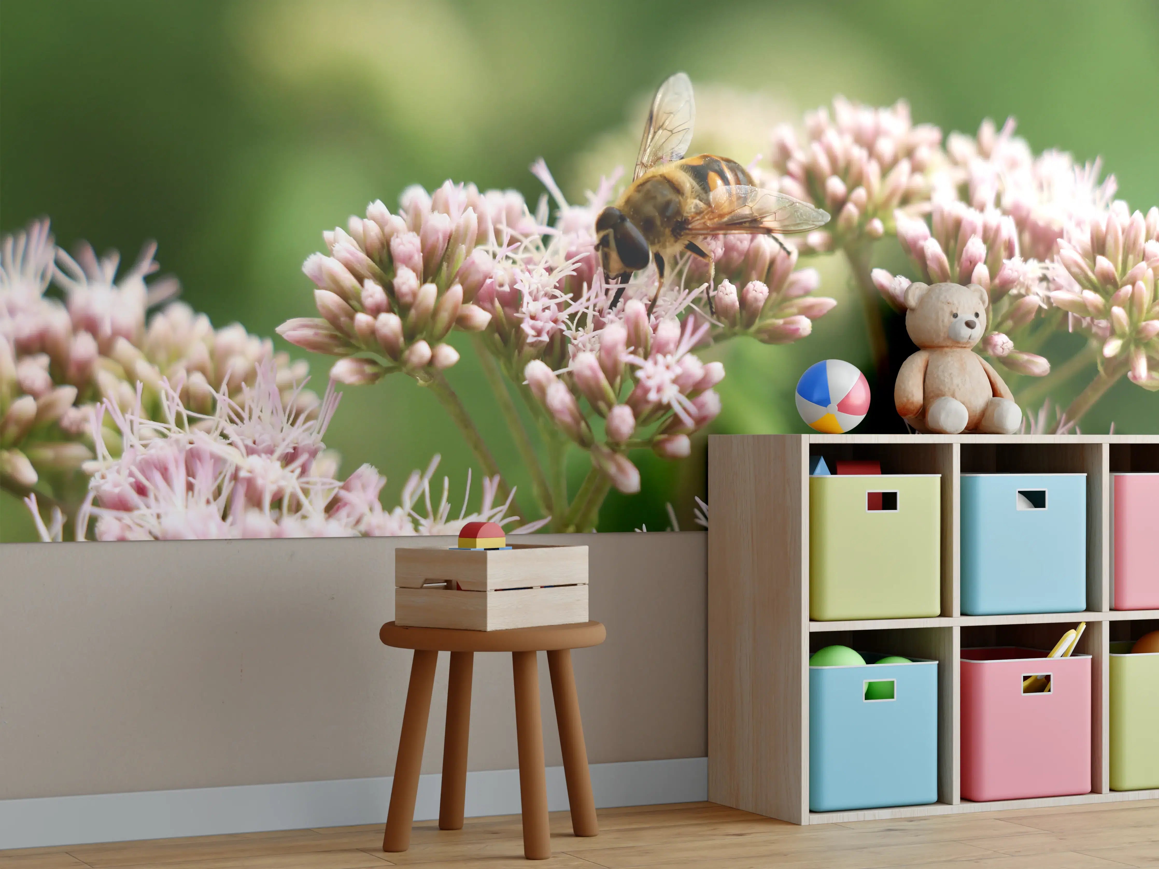 Kinderzimmer Wandgestaltung - Biene auf rosa Blumen im Grünen