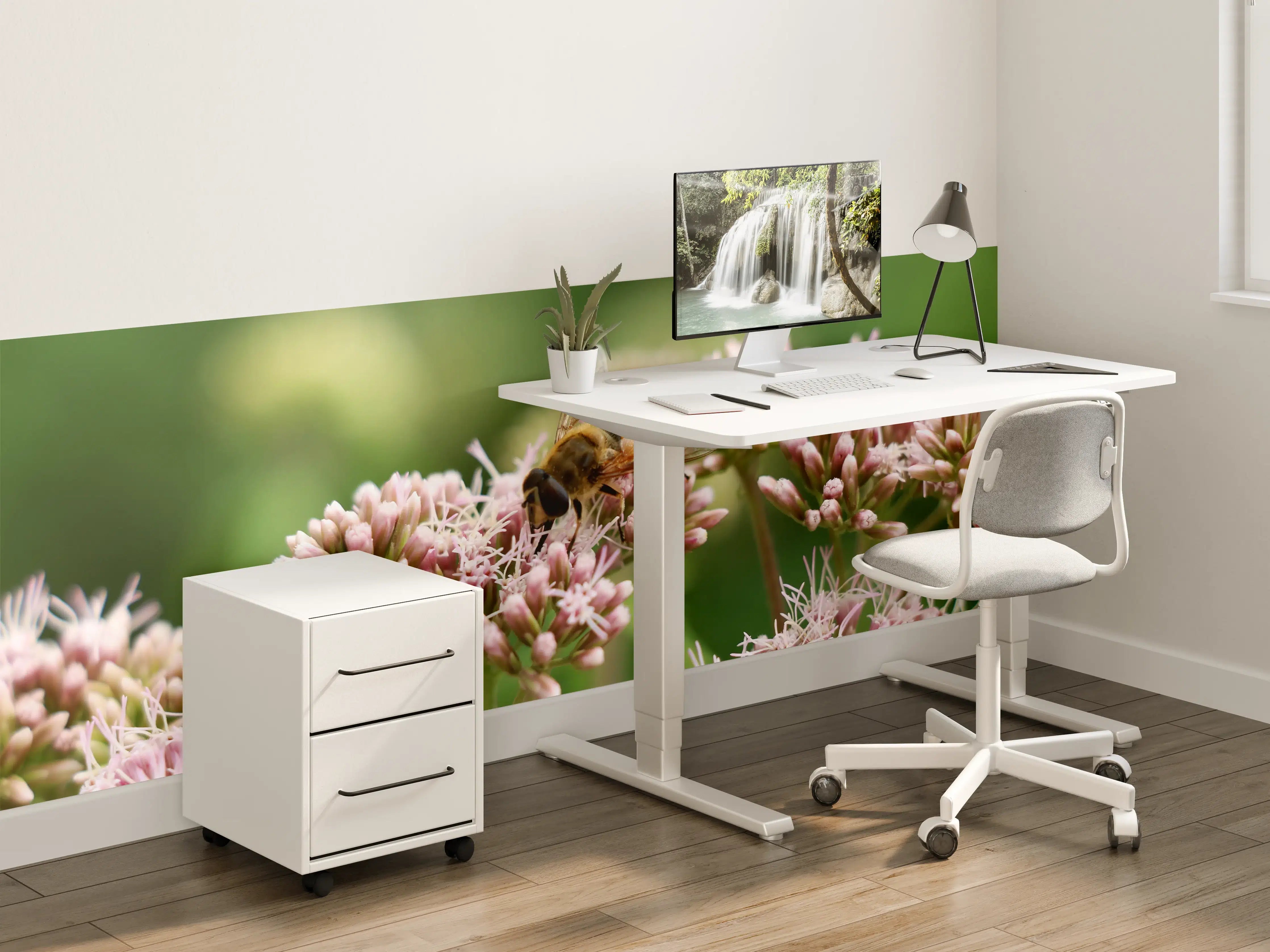 Kinderzimmer Wandgestaltung - Biene auf rosa Blumen im Grünen