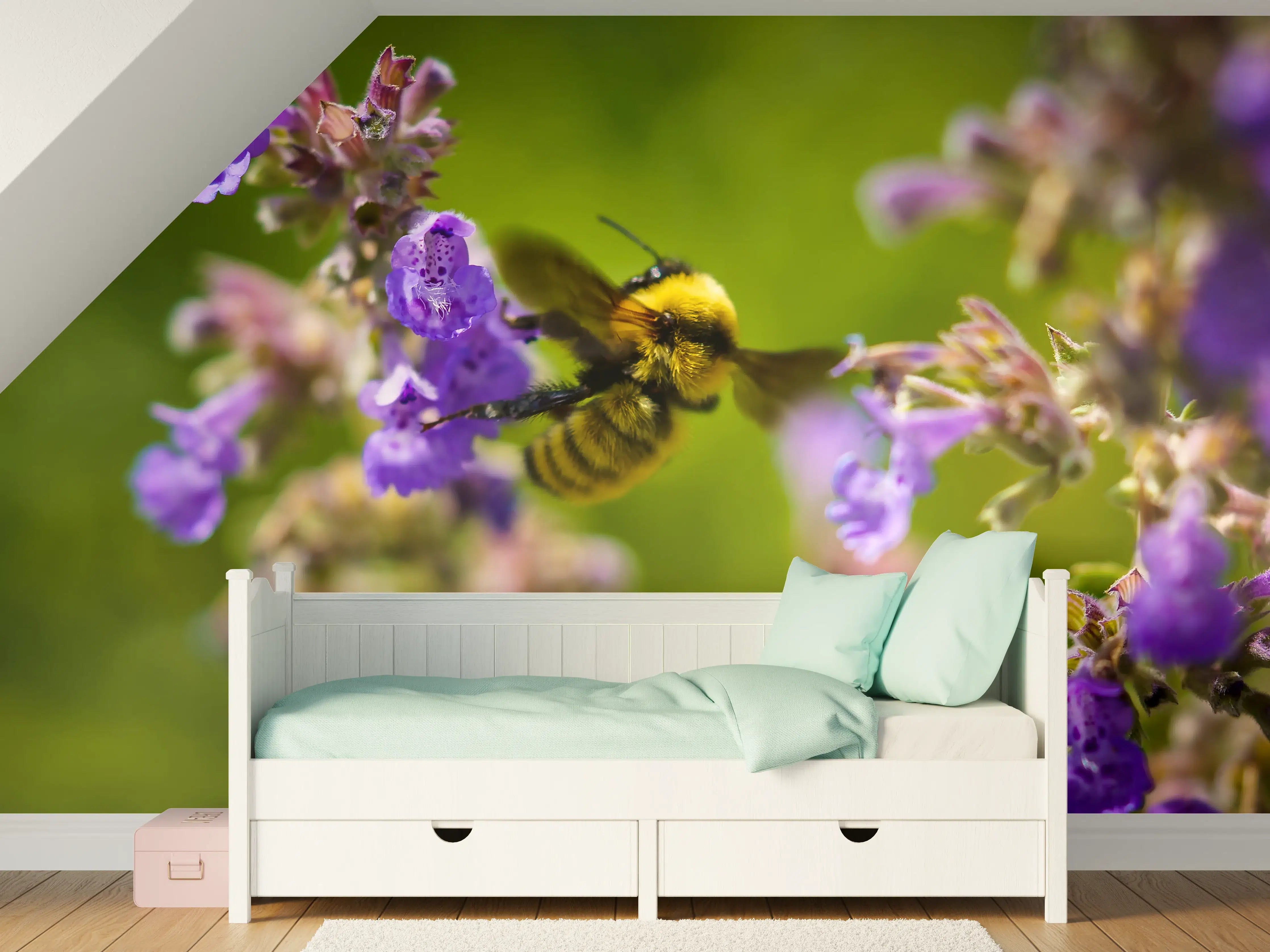 Kinderzimmer Wandgestaltung - Biene bei blühender Lavendelblüte
