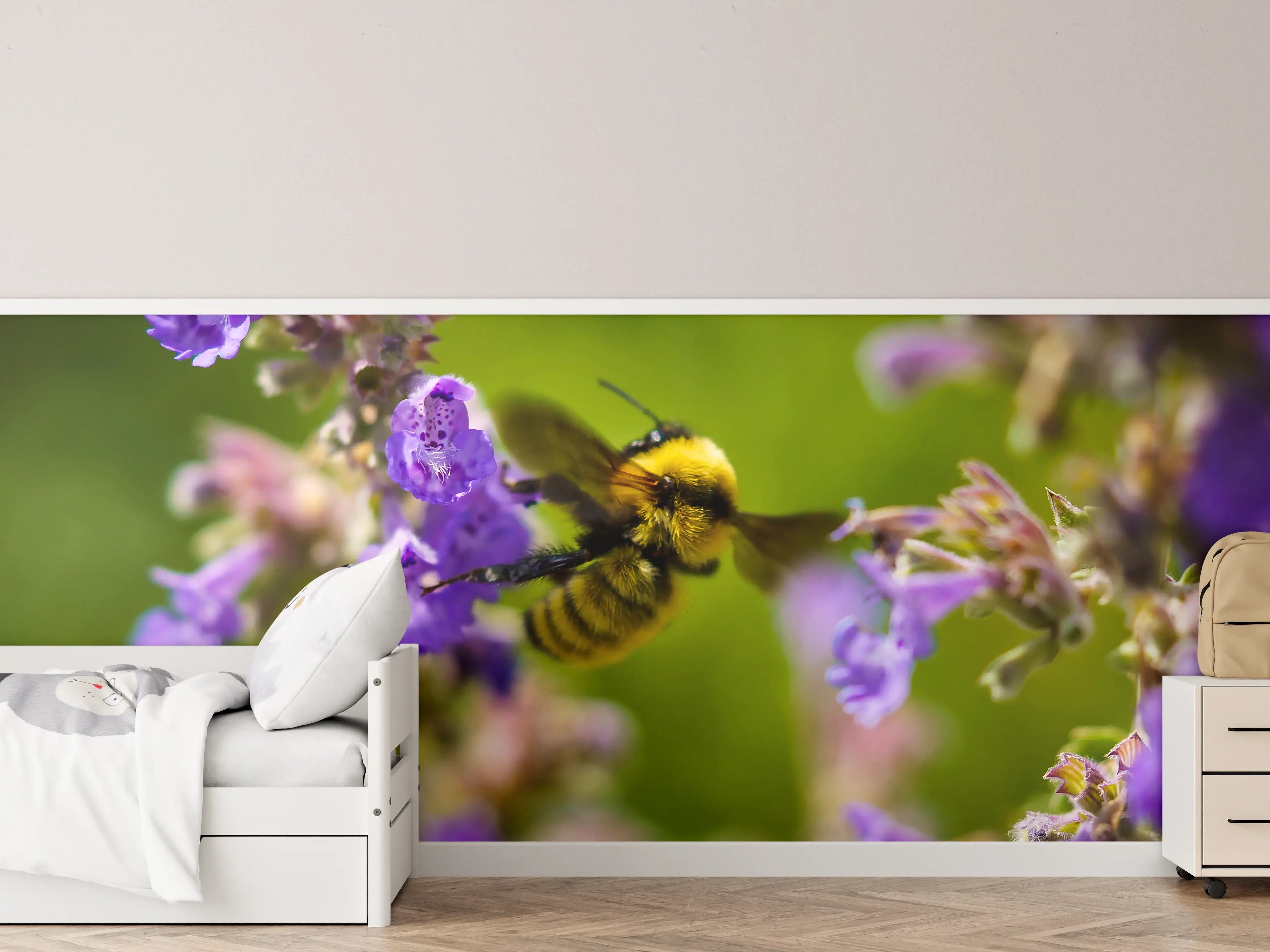 Kinderzimmer Wandgestaltung - Biene bei blühender Lavendelblüte