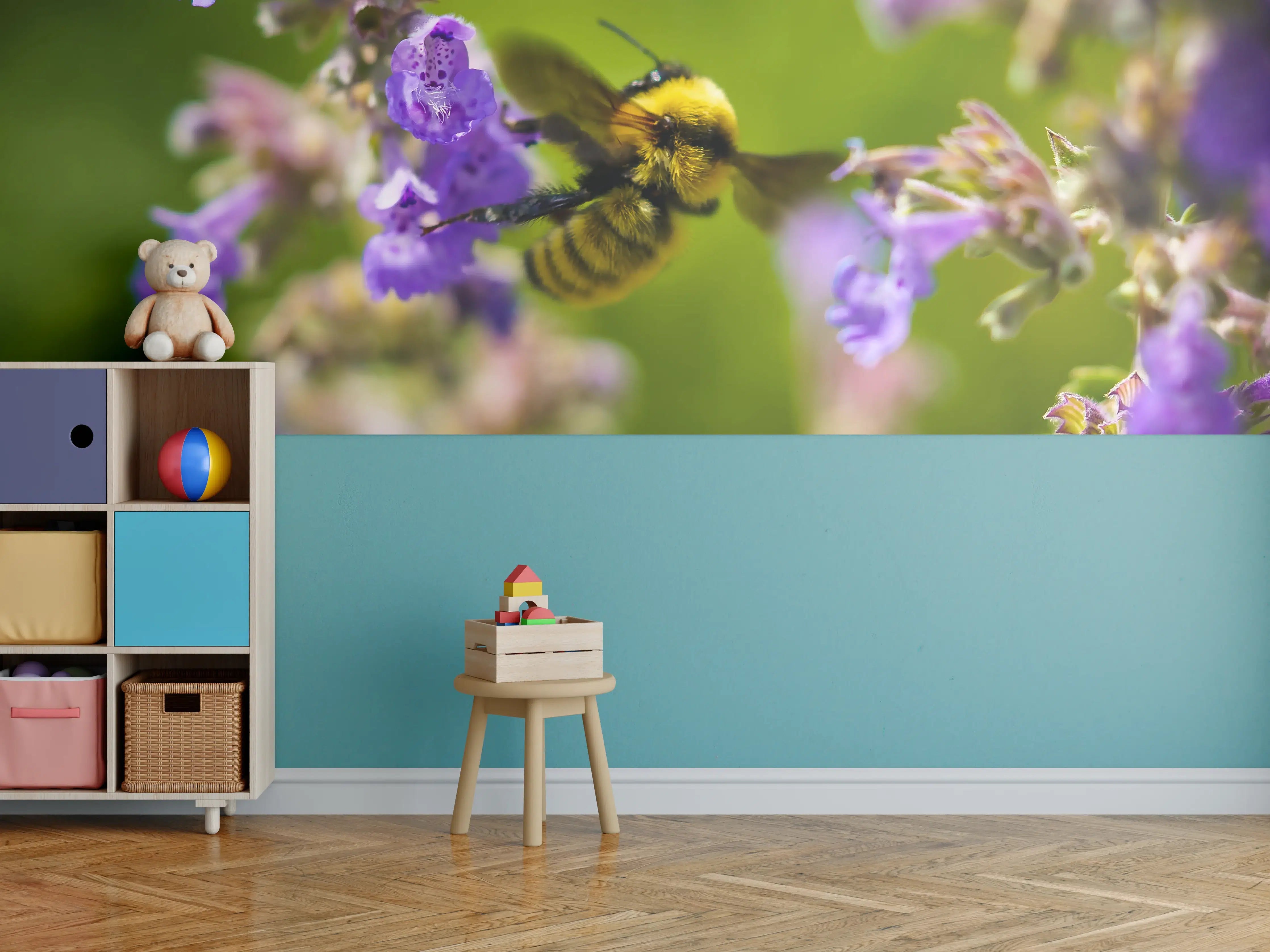 Kinderzimmer Wandgestaltung - Biene bei blühender Lavendelblüte