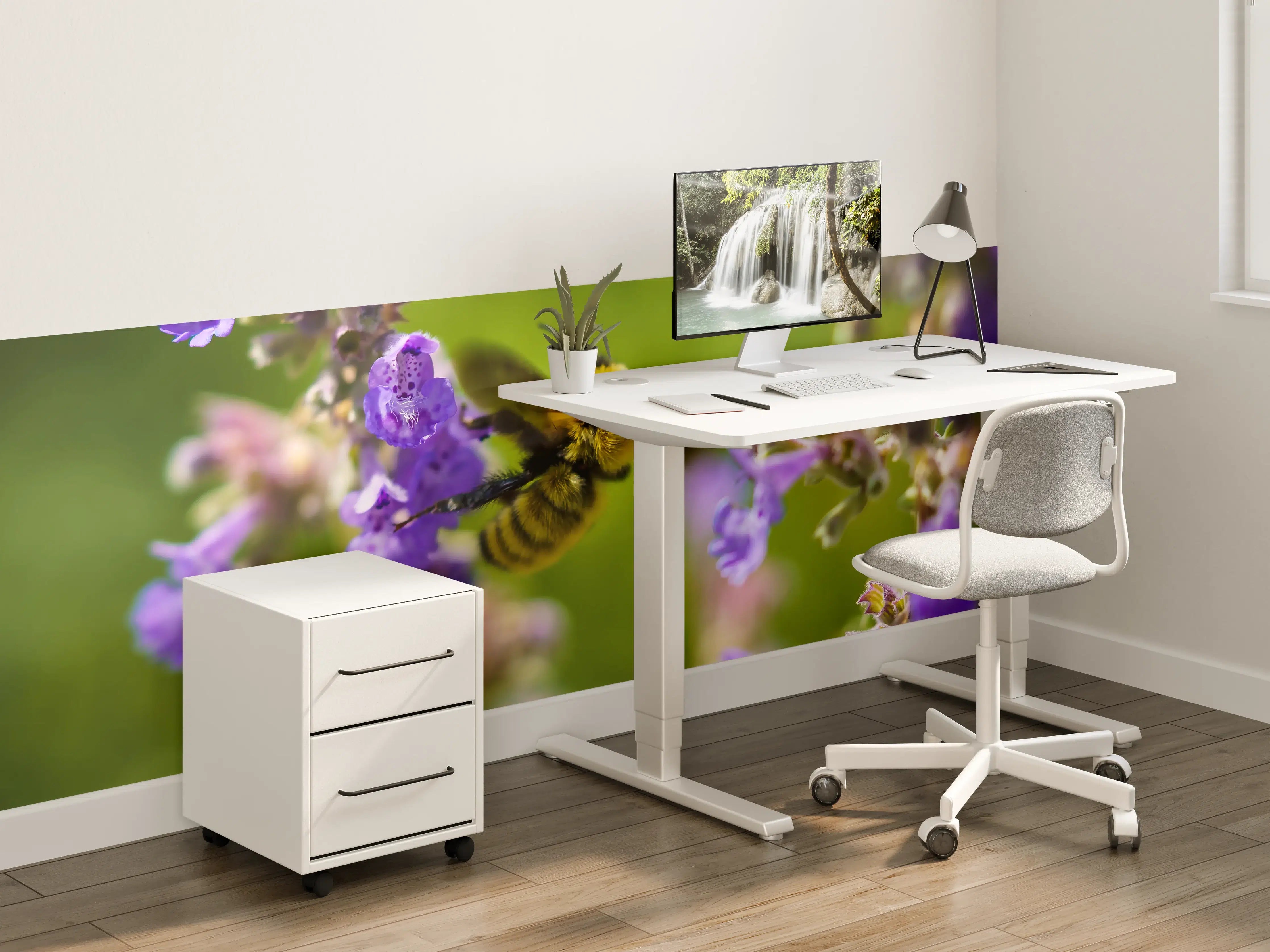 Kinderzimmer Wandgestaltung - Biene bei blühender Lavendelblüte