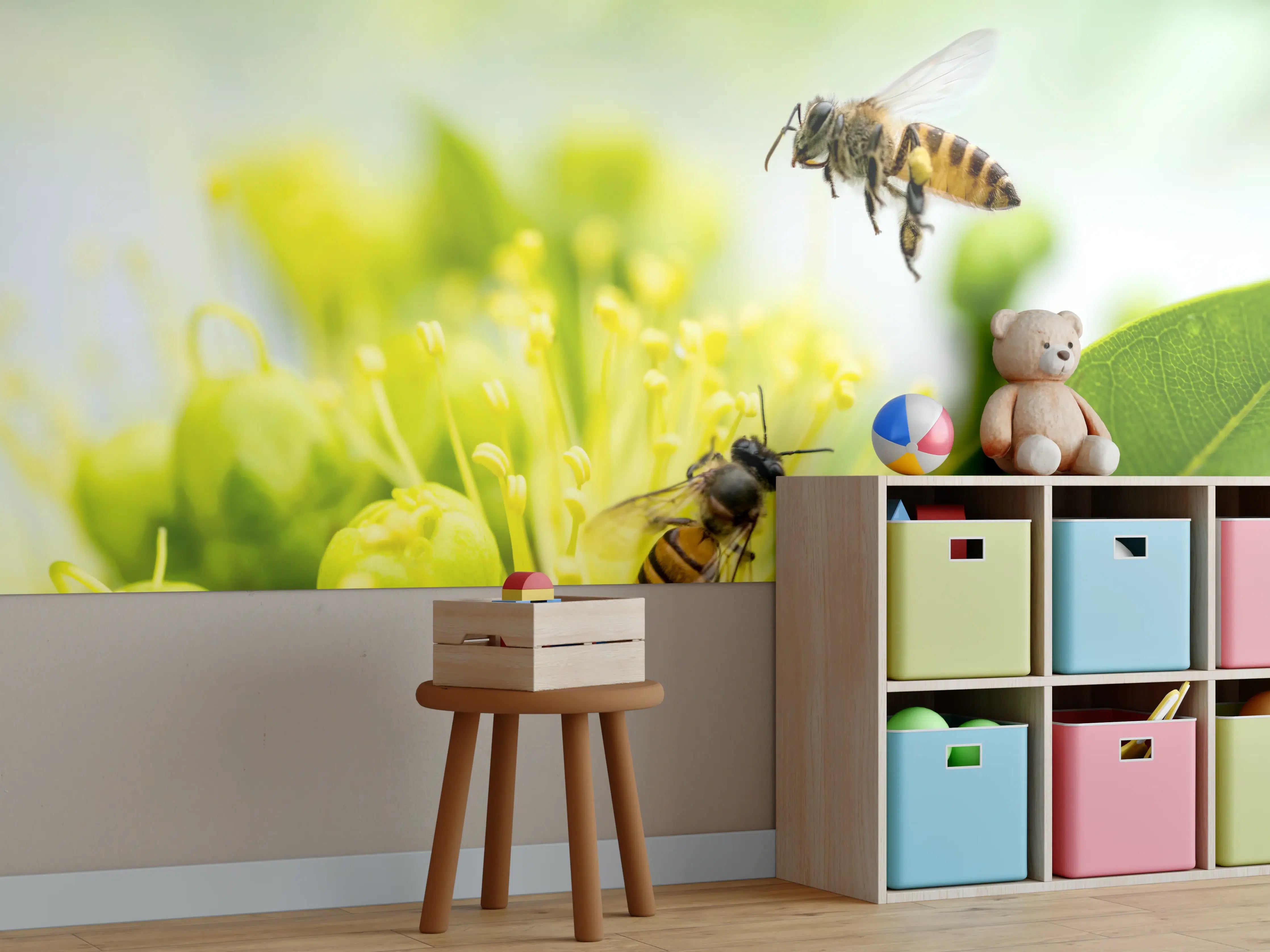 Kinderzimmer Wandgestaltung - Biene sammelt Pollen an einer Blüte