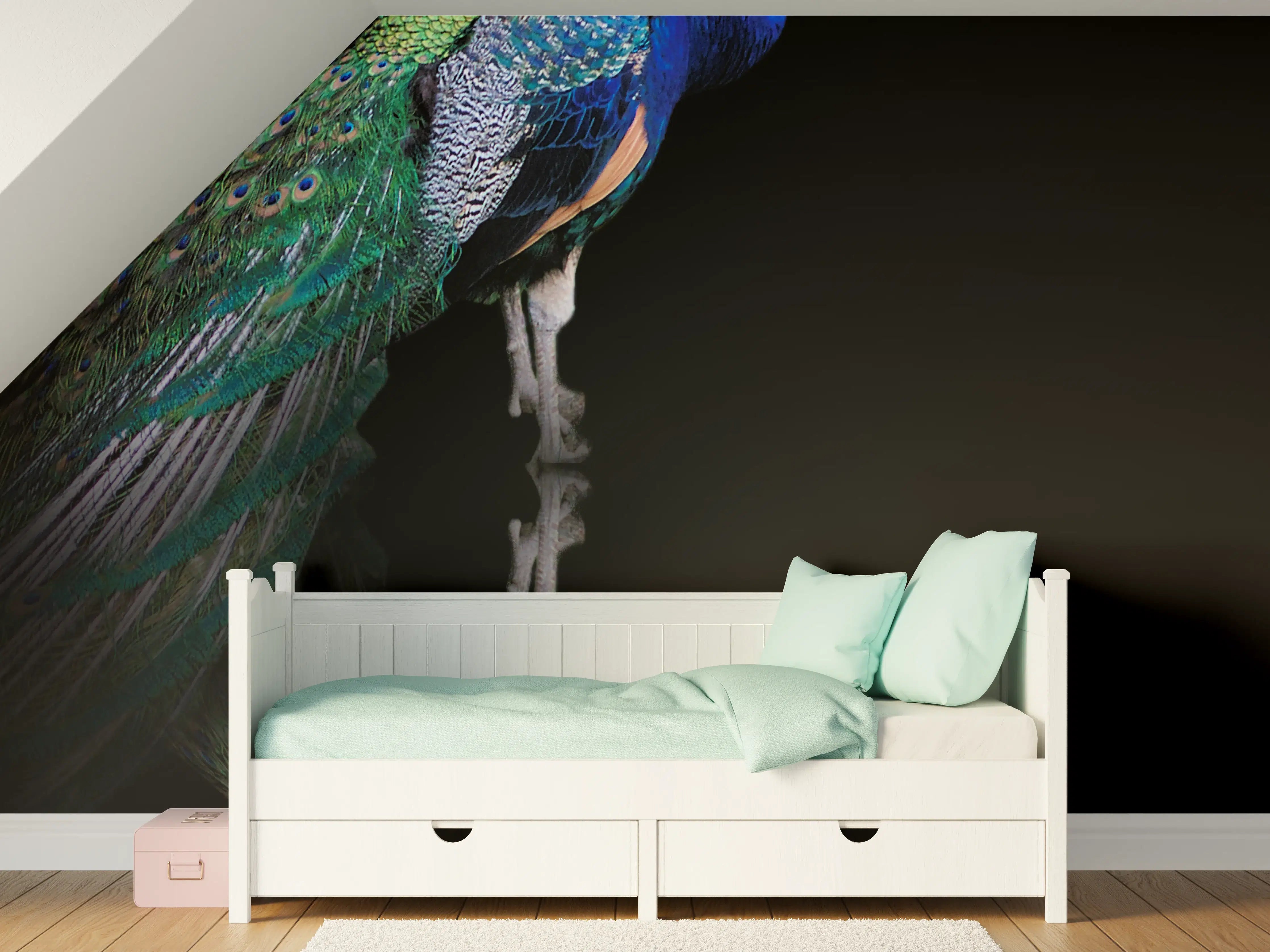 Kinderzimmer Wandgestaltung - Blauer Pfau auf schwarzem Hintergrund