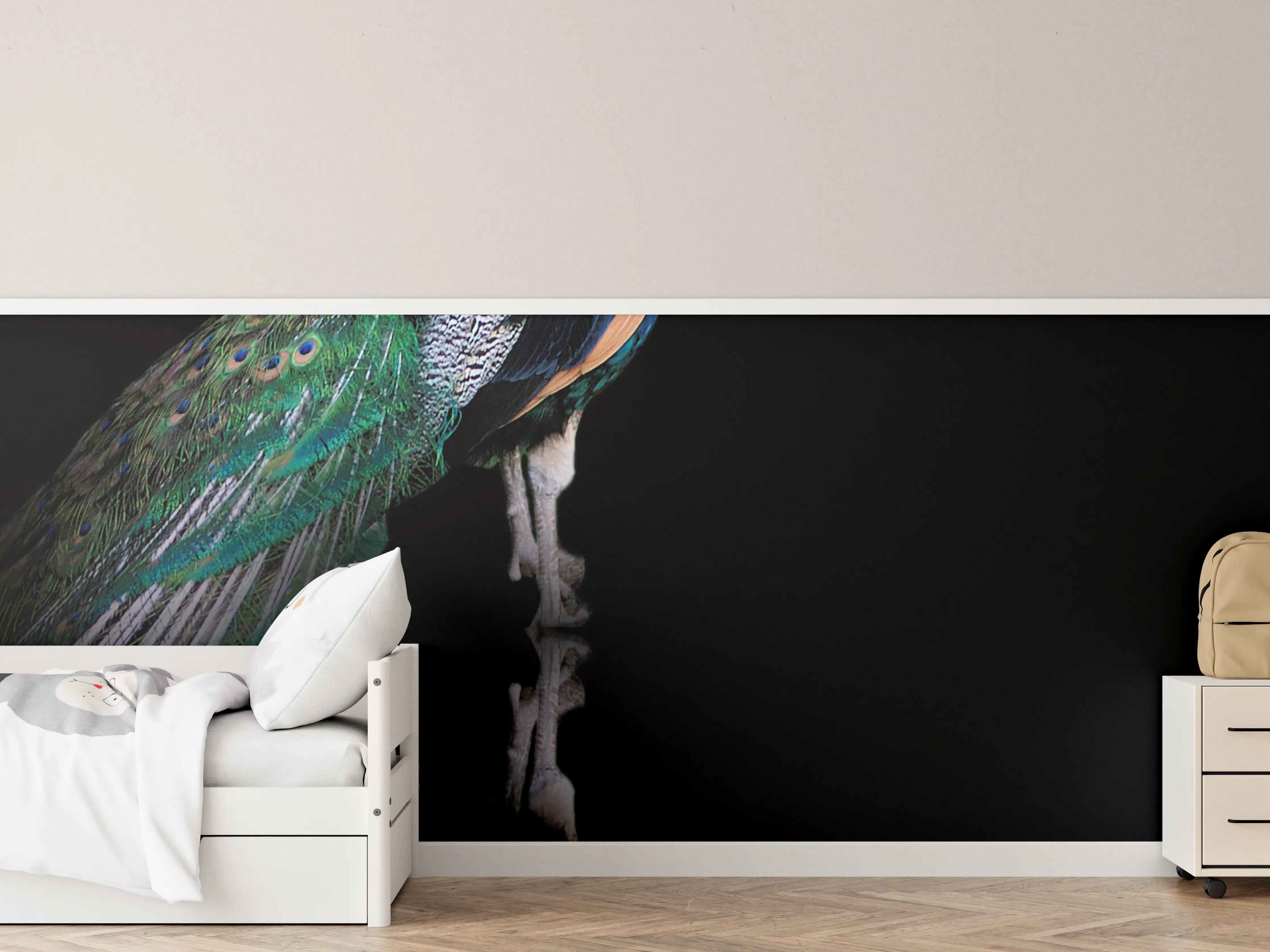 Kinderzimmer Wandgestaltung - Blauer Pfau auf schwarzem Hintergrund