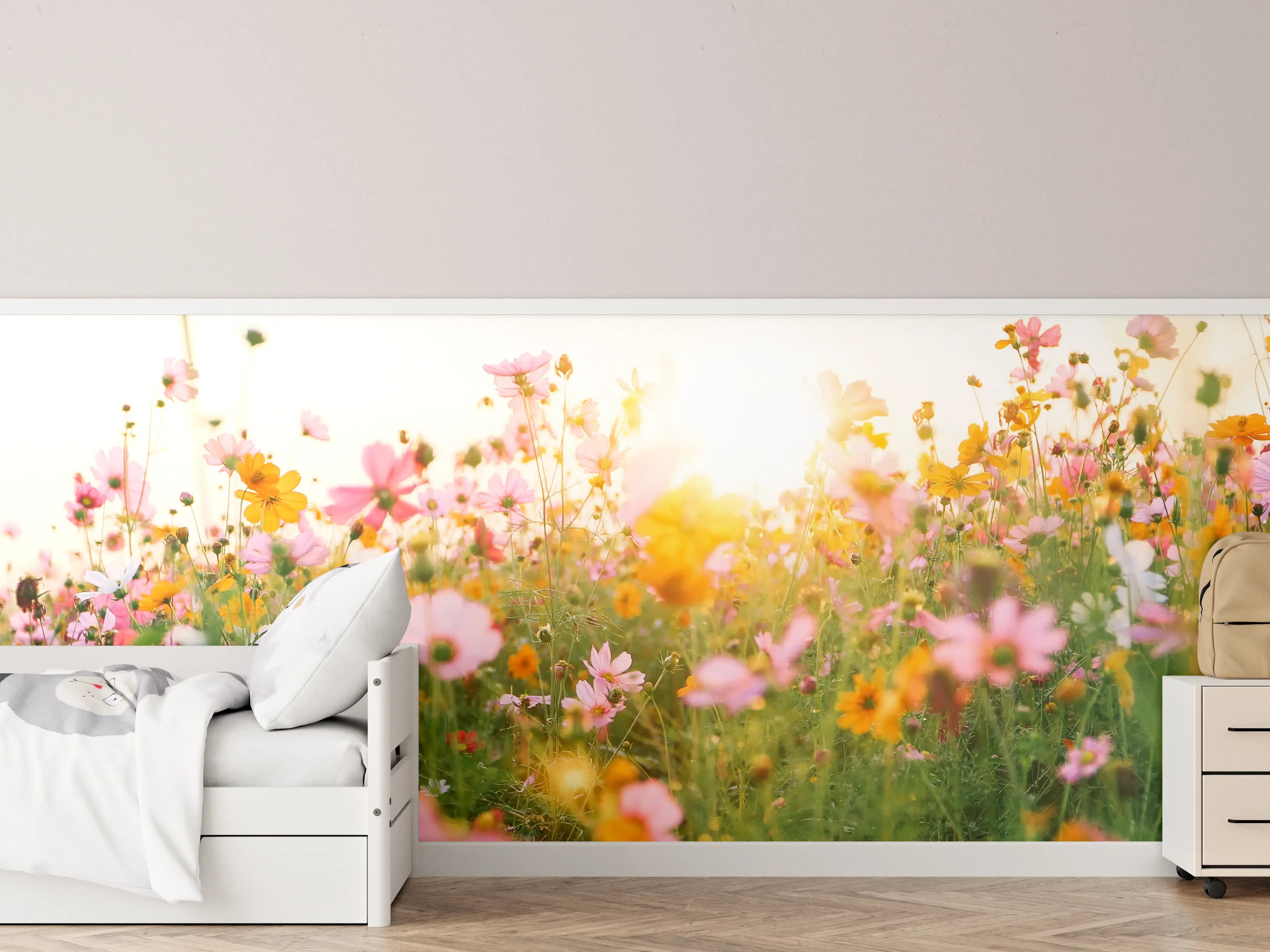 Kinderzimmer Wandgestaltung - Blühendes Frühlingsfeld mit Sonnenlicht