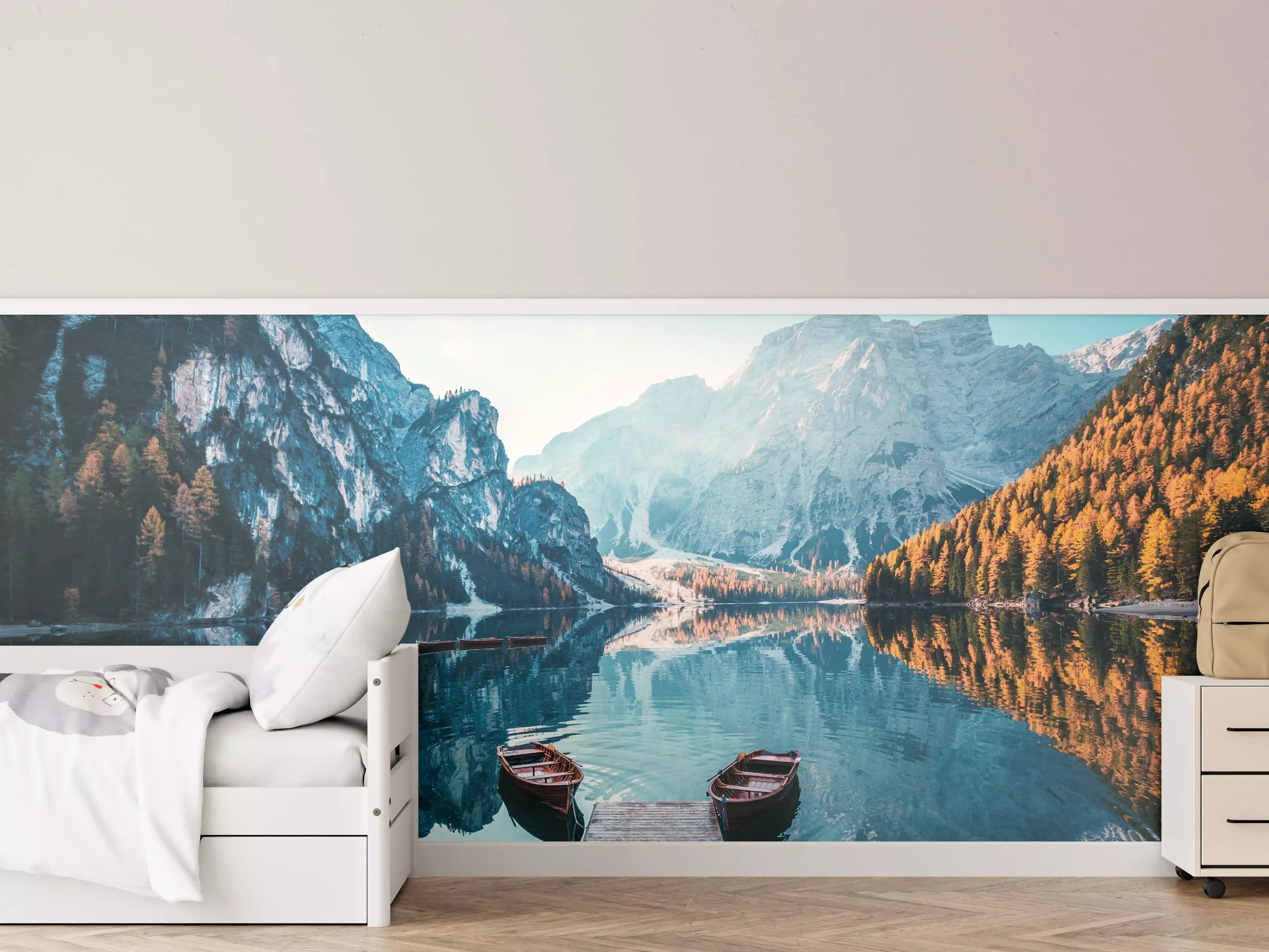 Kinderzimmer Wandgestaltung - Boote auf dem Pragser Wildsee in den Dolomiten