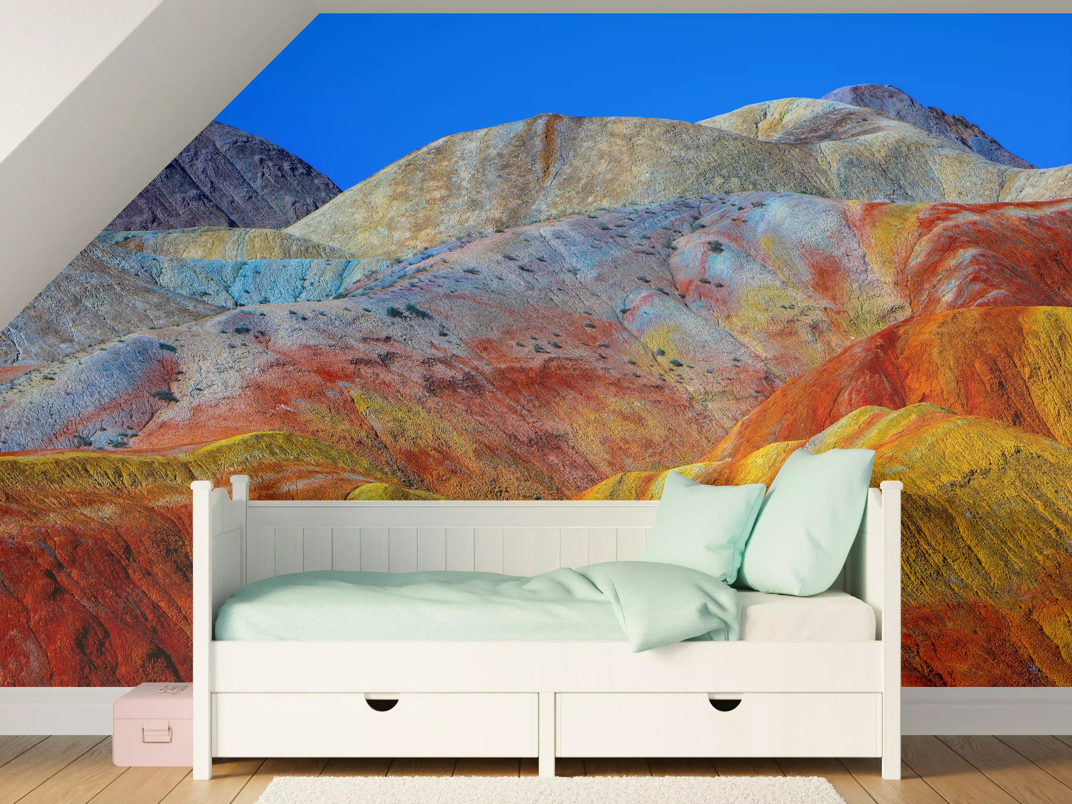 Kinderzimmer Wandgestaltung - Bunte Berglandschaft mit farbenfrohen Hügeln