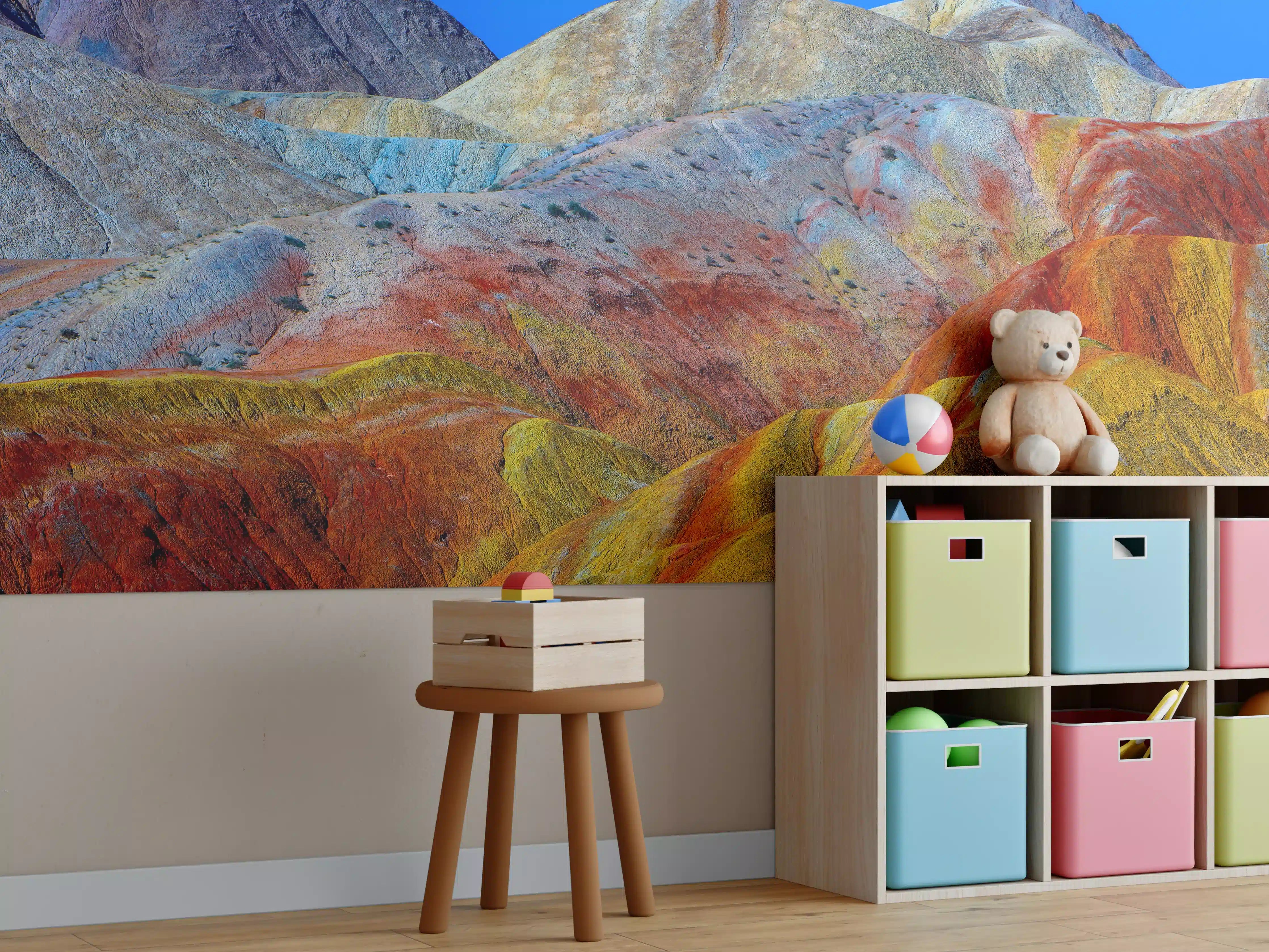 Kinderzimmer Wandgestaltung - Bunte Berglandschaft mit farbenfrohen Hügeln