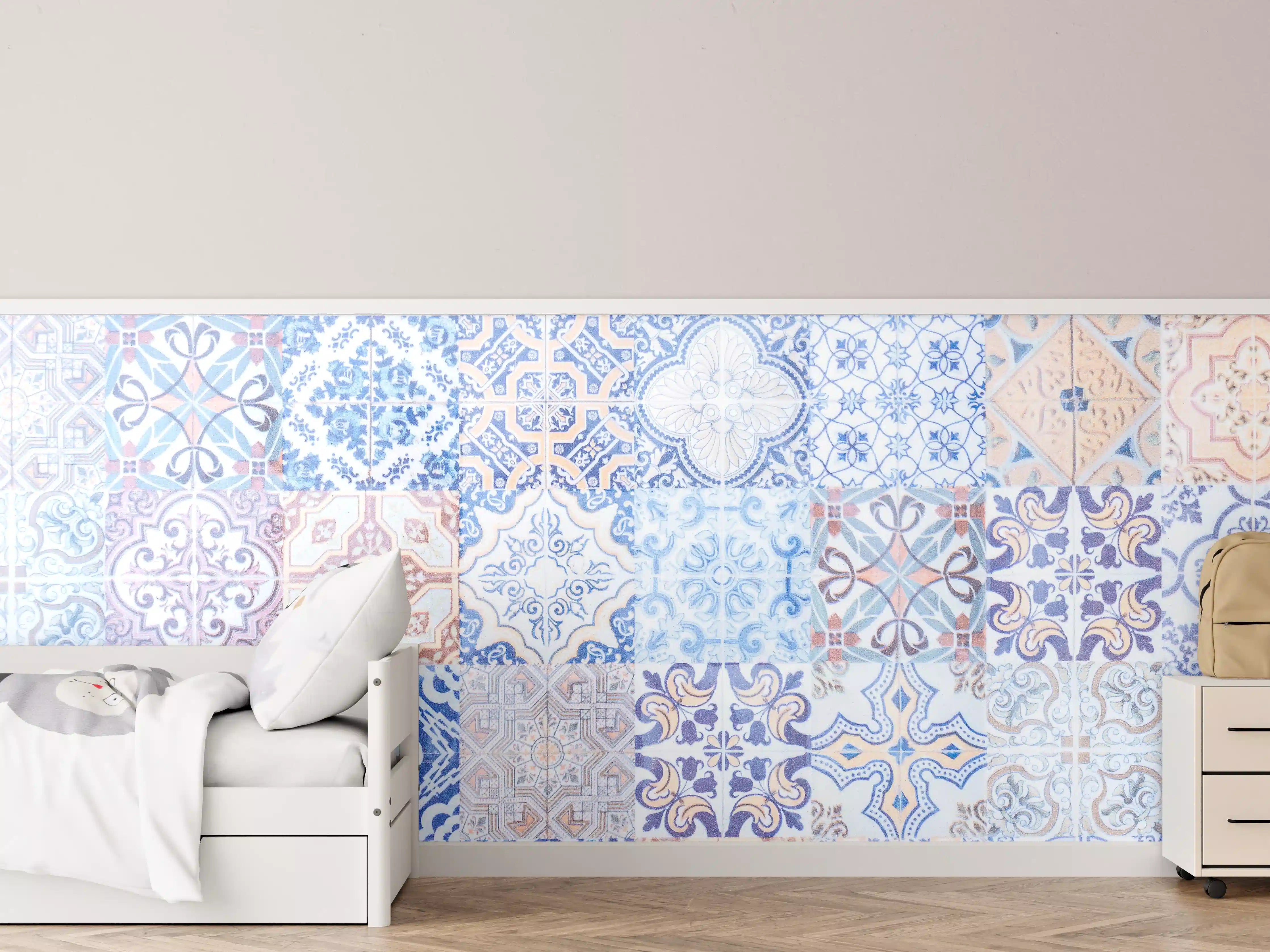 Kinderzimmer Wandgestaltung - Bunte Fliesenmuster in Blau und Beige