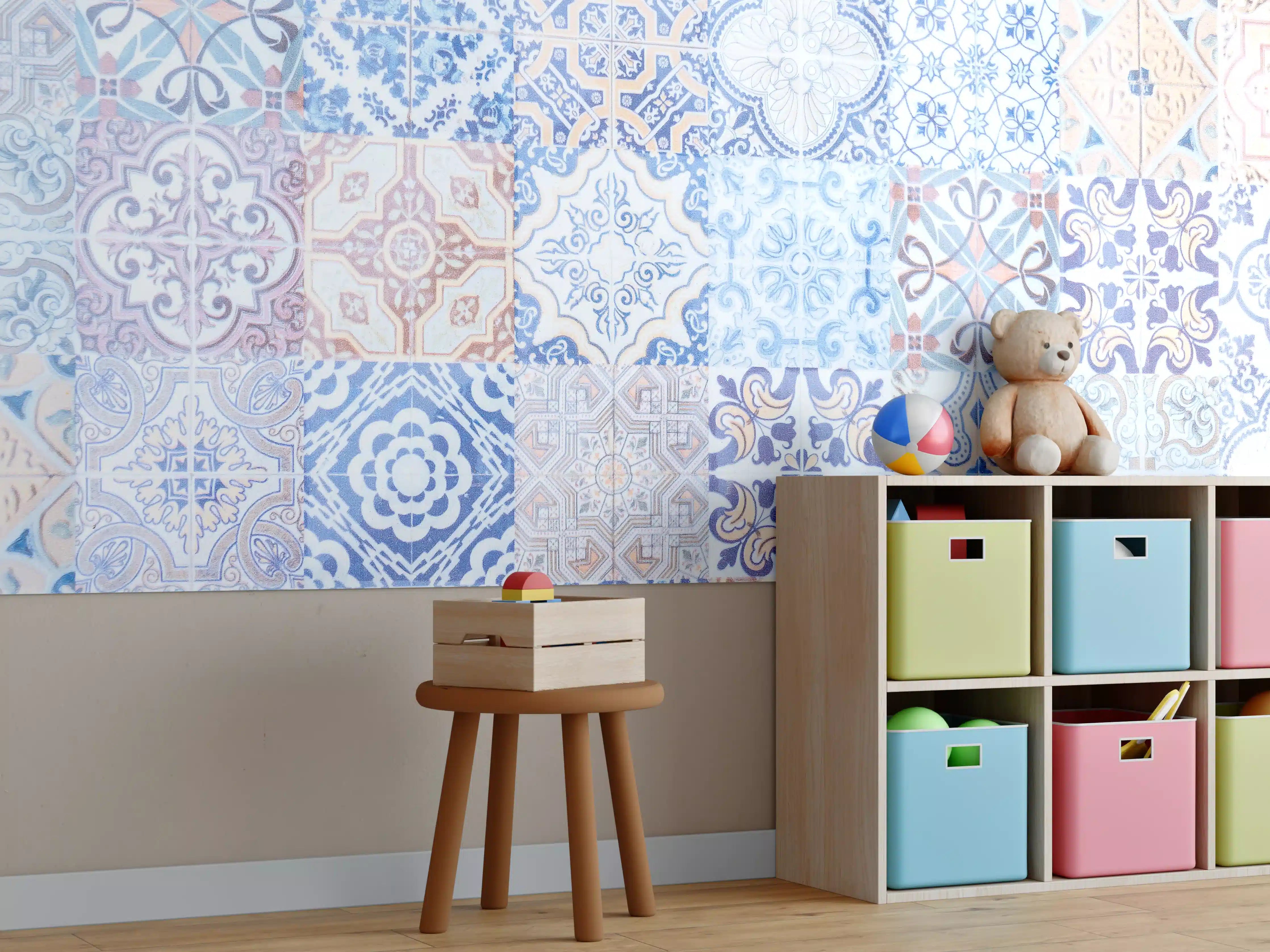 Kinderzimmer Wandgestaltung - Bunte Fliesenmuster in Blau und Beige