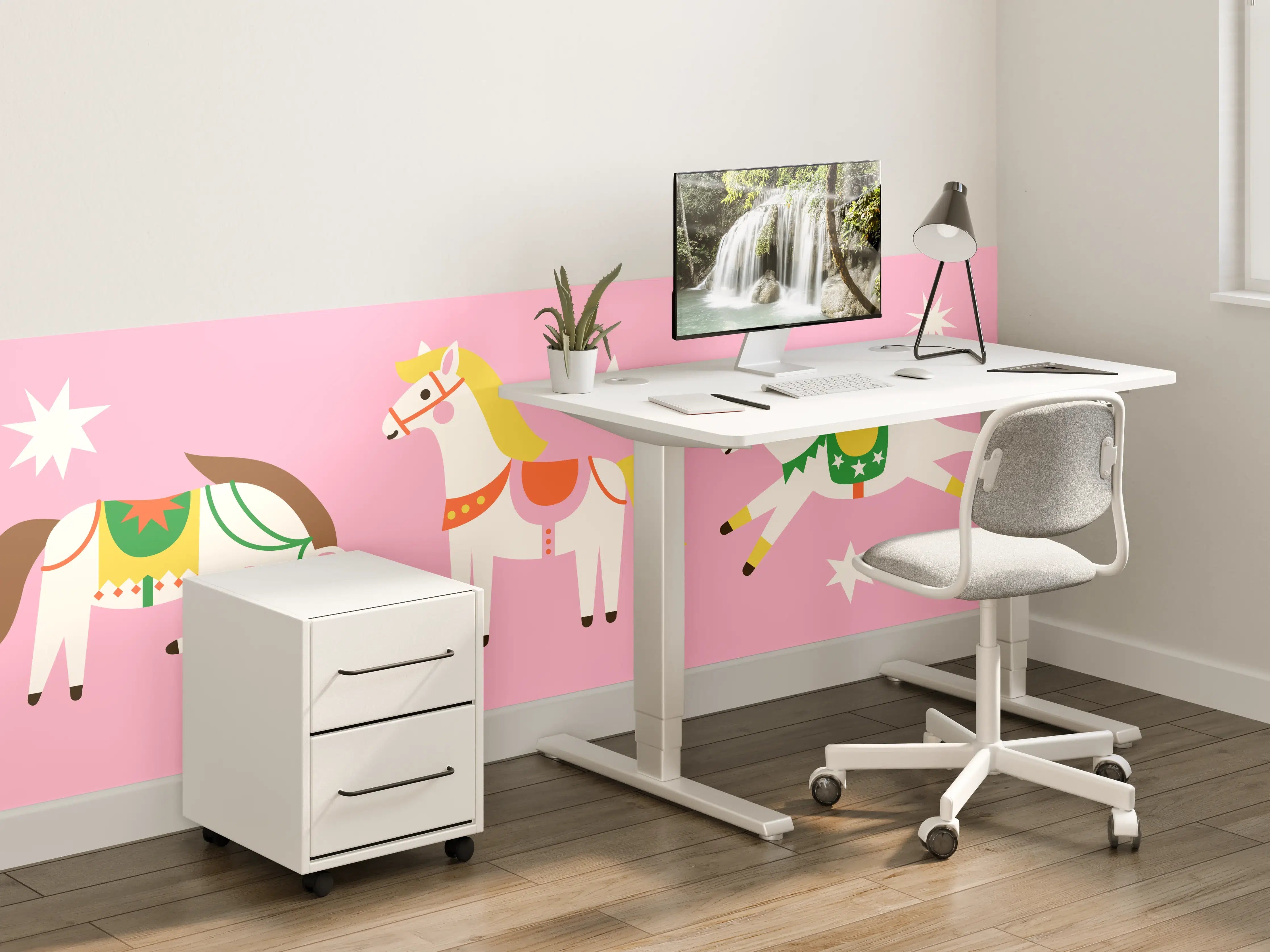 Kinderzimmer Wandgestaltung - Bunte Spielzeugponys auf rosa Hintergrund